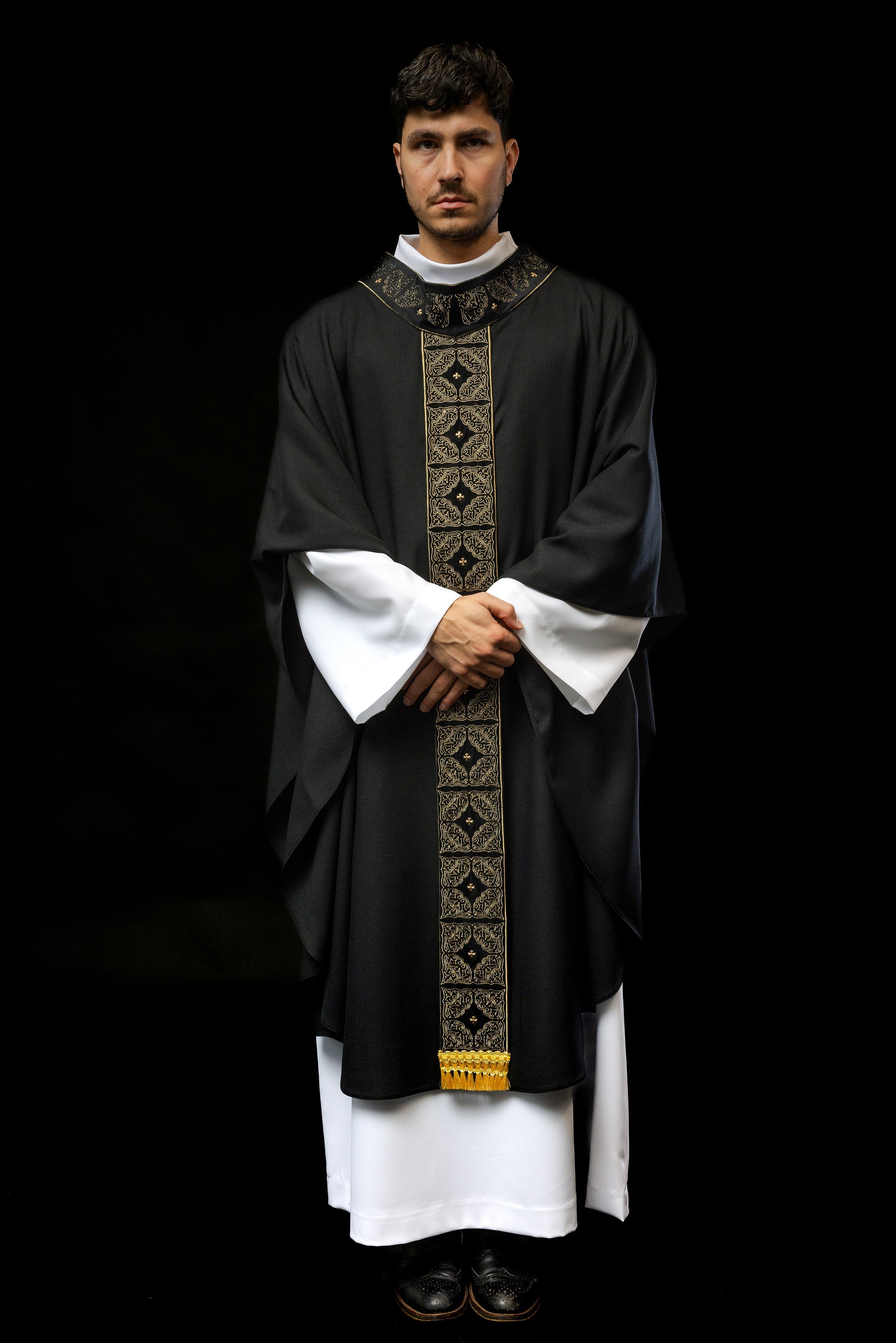 Chasuble avec ceinture et col richement brodés en noir