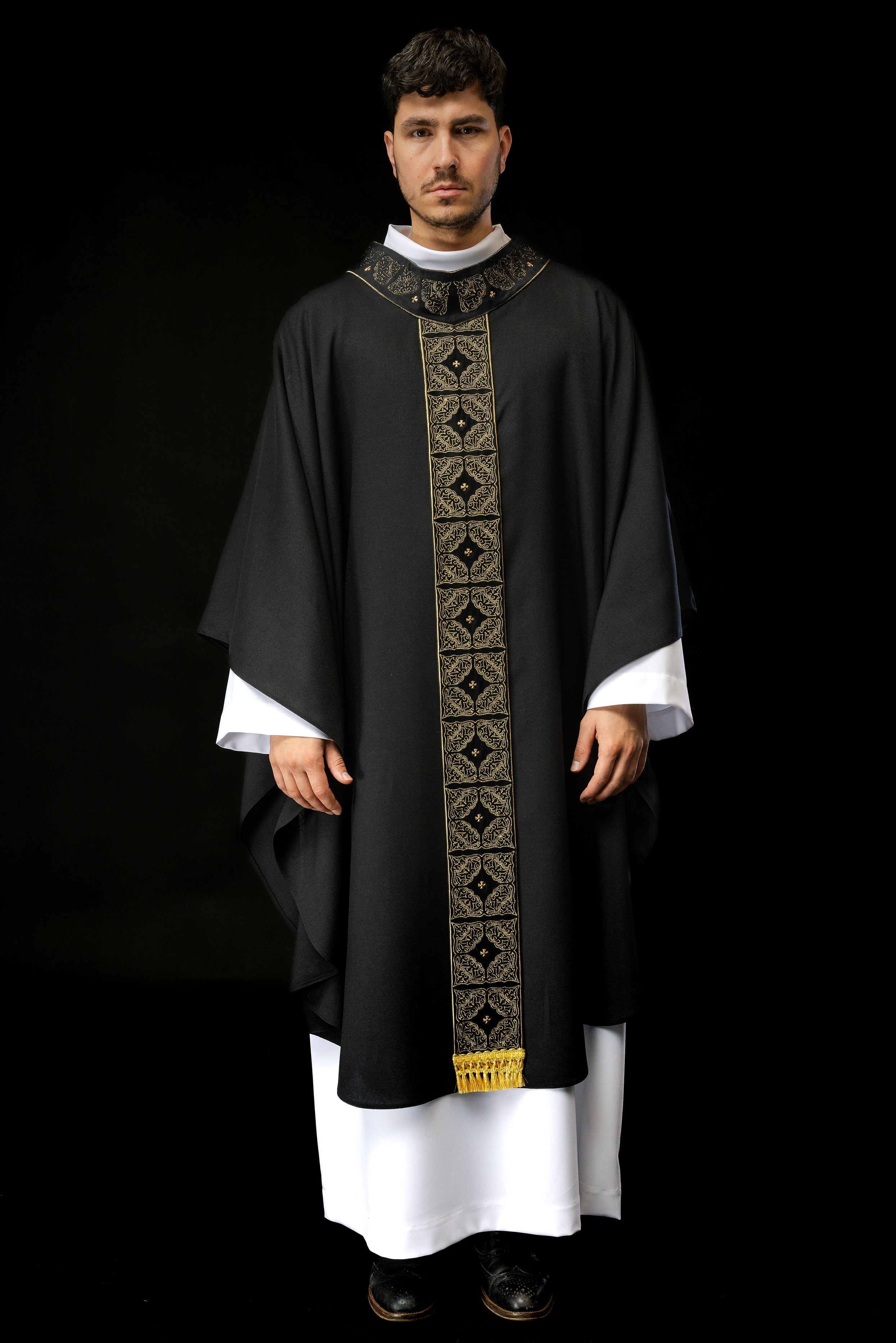 Chasuble avec ceinture et col richement brodés en noir