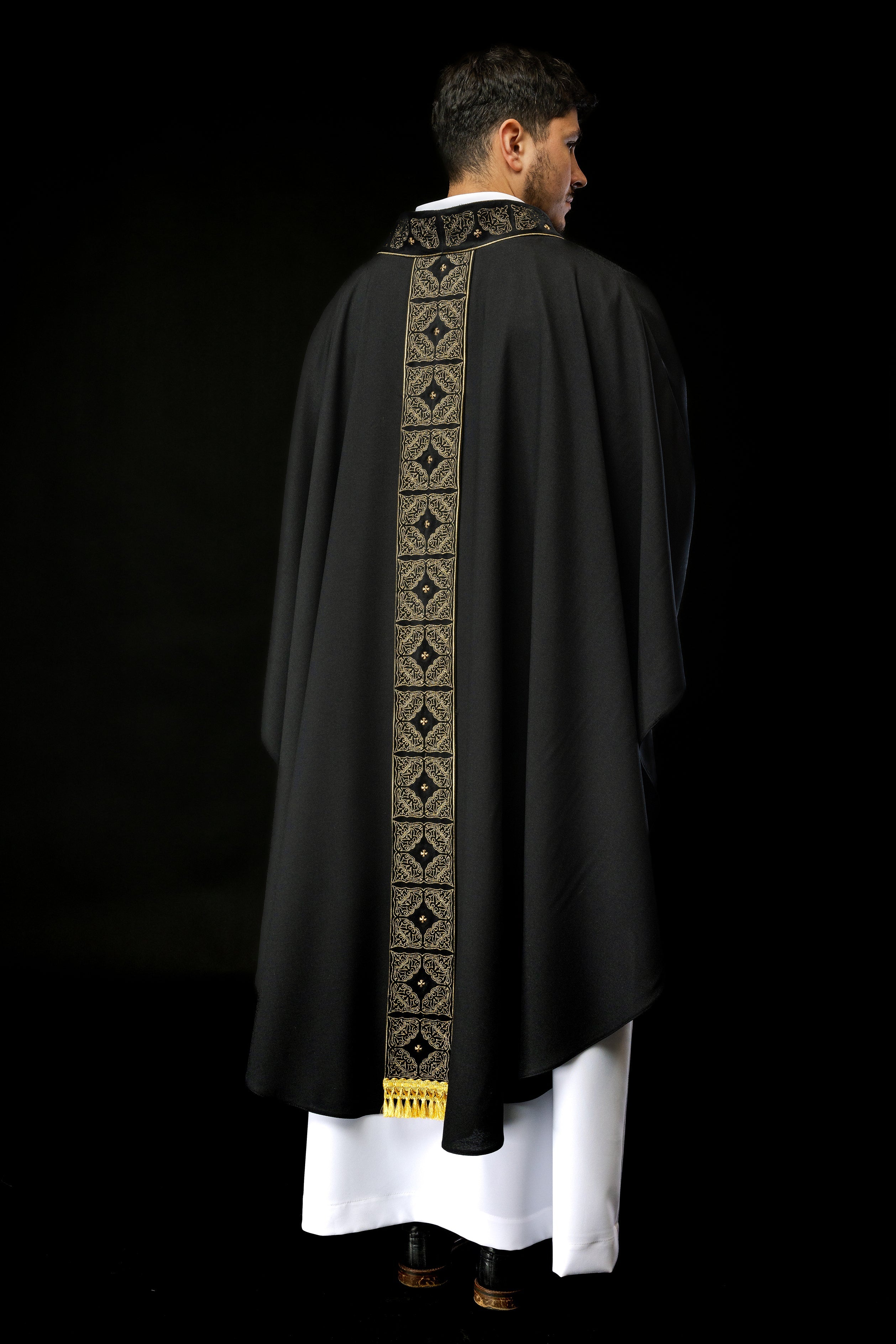 Chasuble avec ceinture et col richement brodés en noir