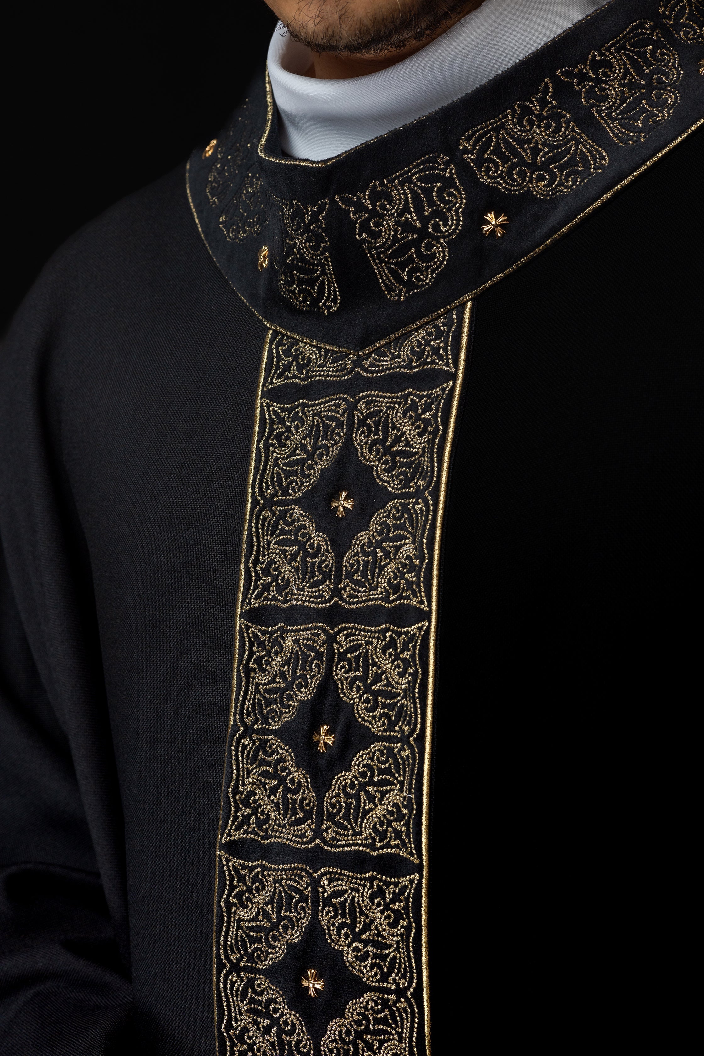 Chasuble avec ceinture et col richement brodés en noir