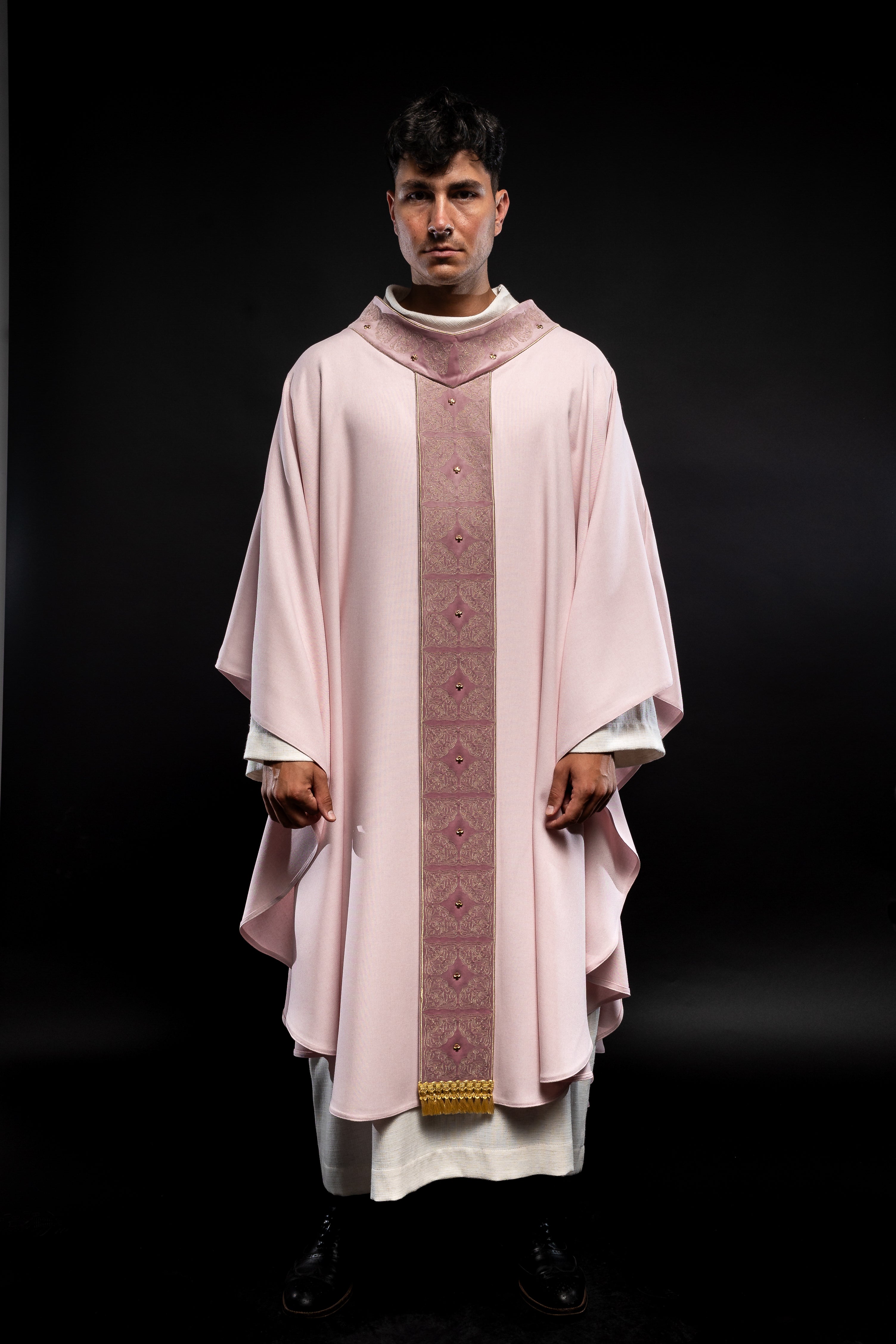 Chasuble avec ceinture et col richement brodés en rose