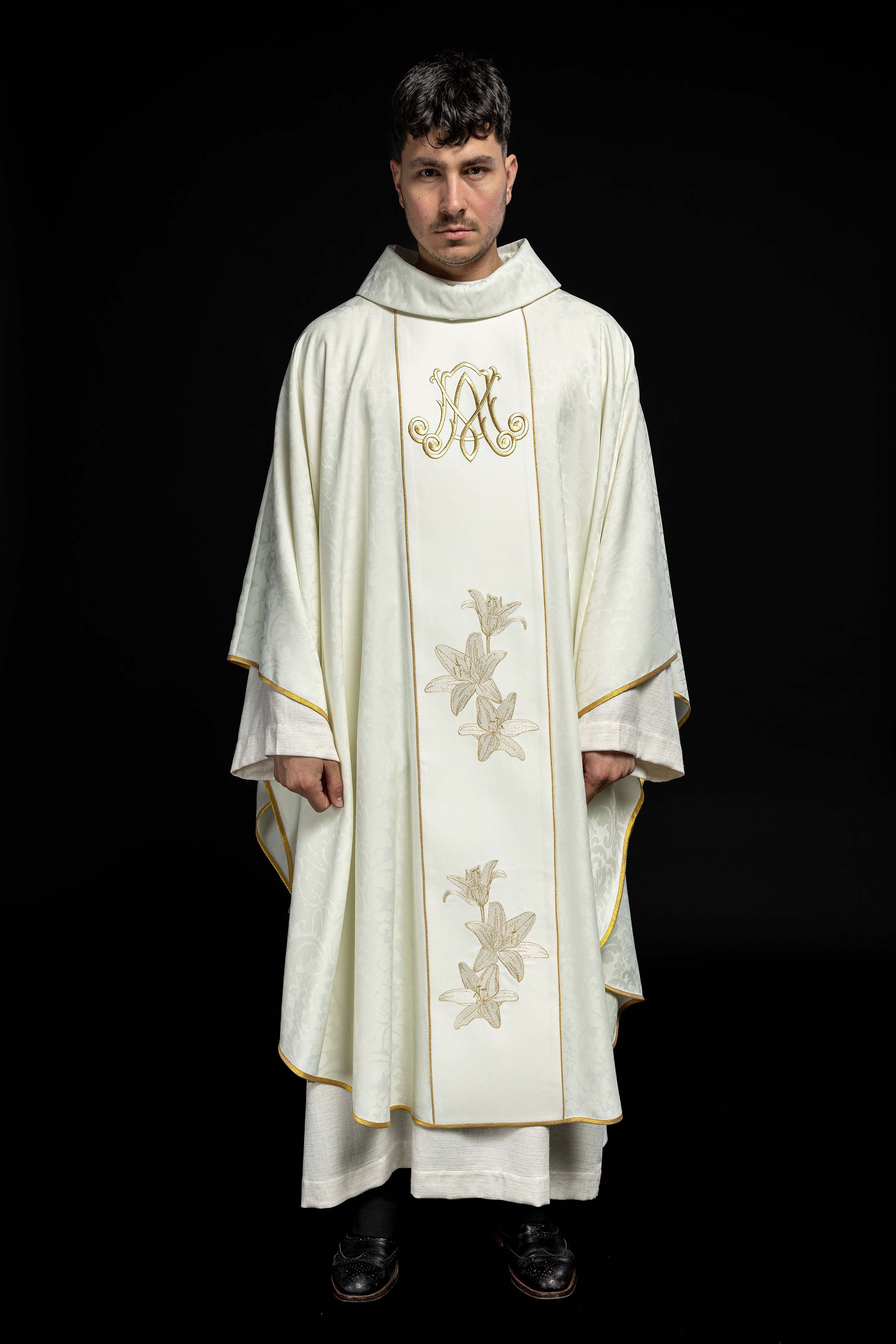 Chasuble liturgique mariale avec lys brodés