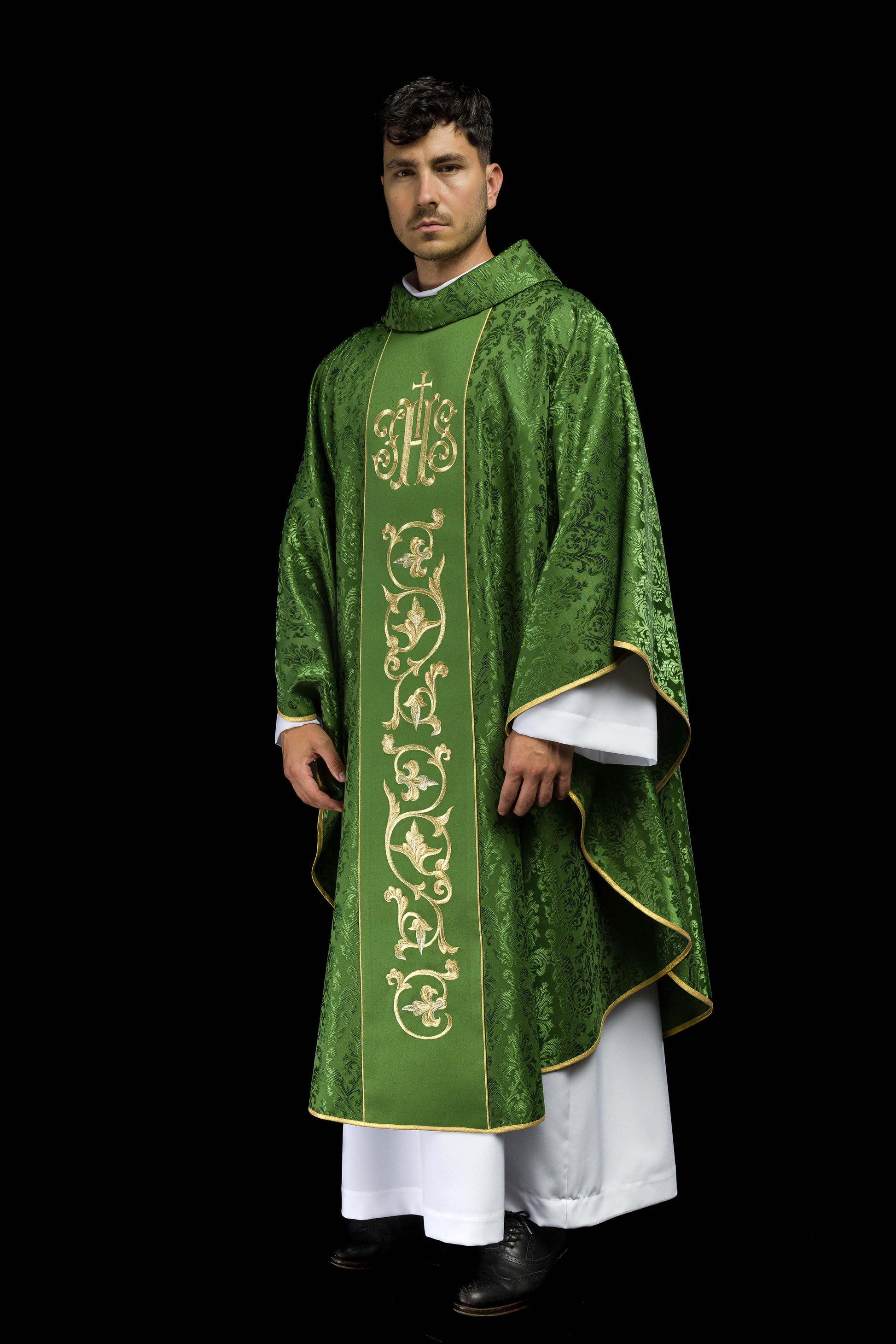Chasuble liturgique verte avec ceinture IHS richement décorée
