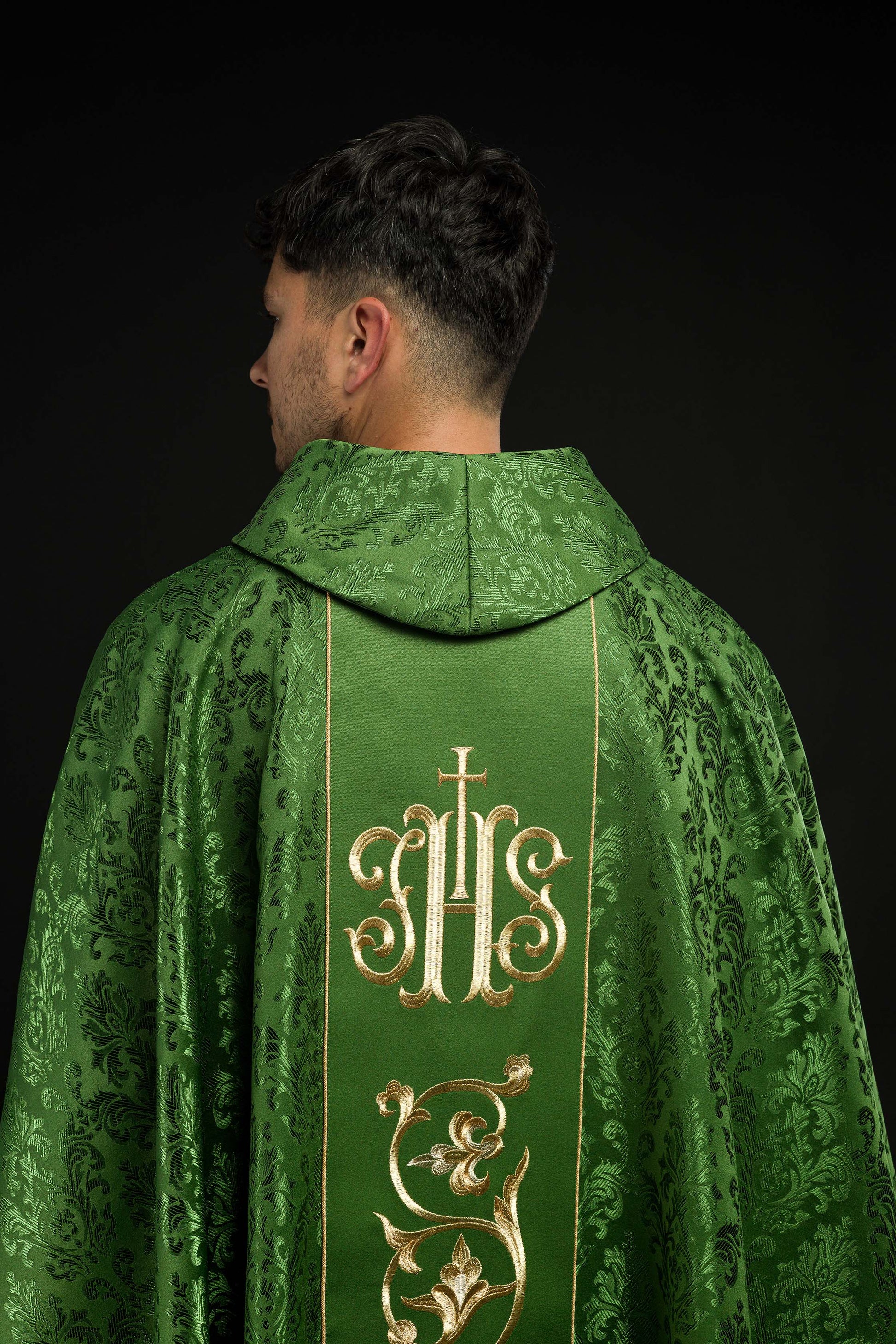 Chasuble liturgique verte avec ceinture IHS richement décorée