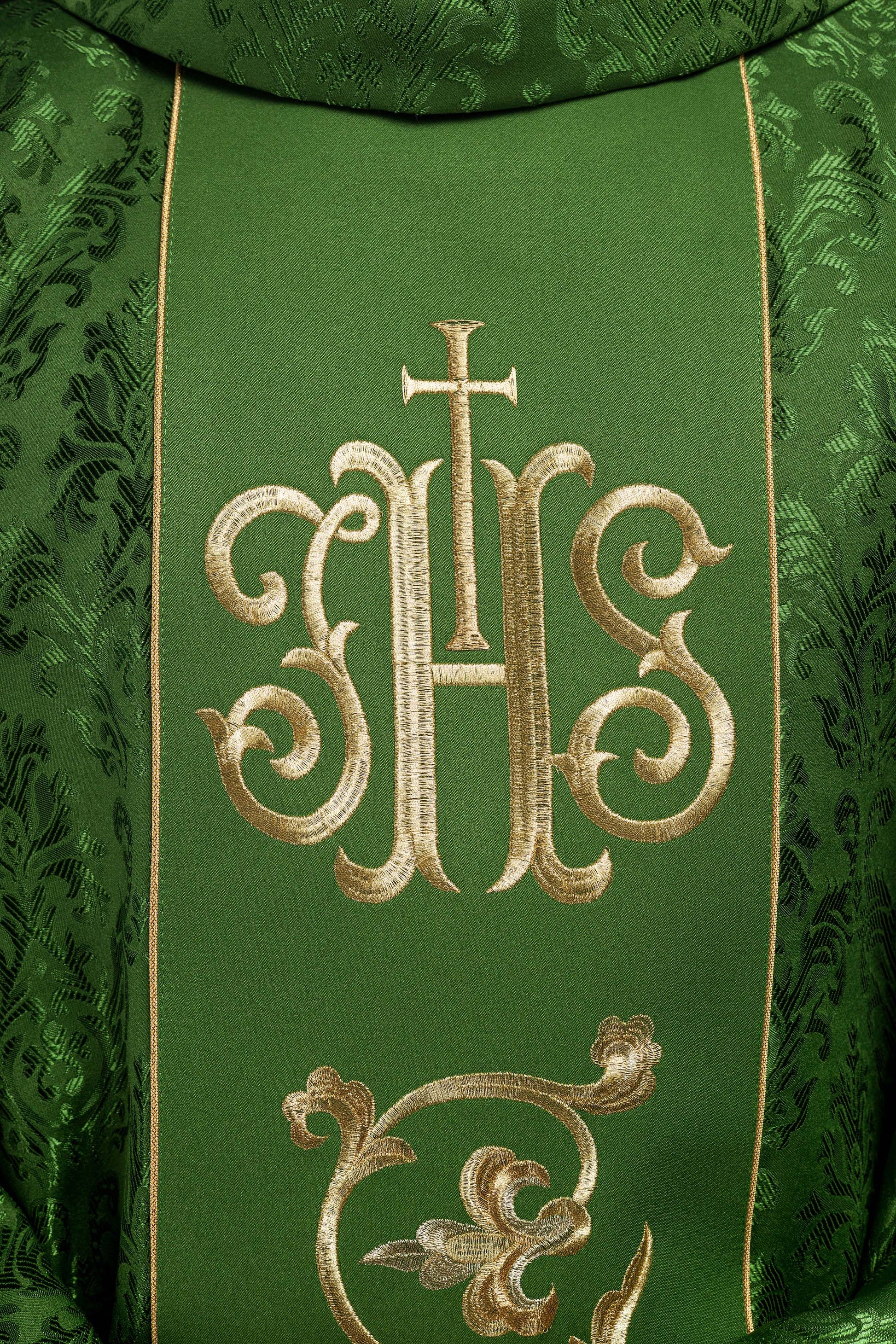 Chasuble liturgique verte avec ceinture IHS richement décorée