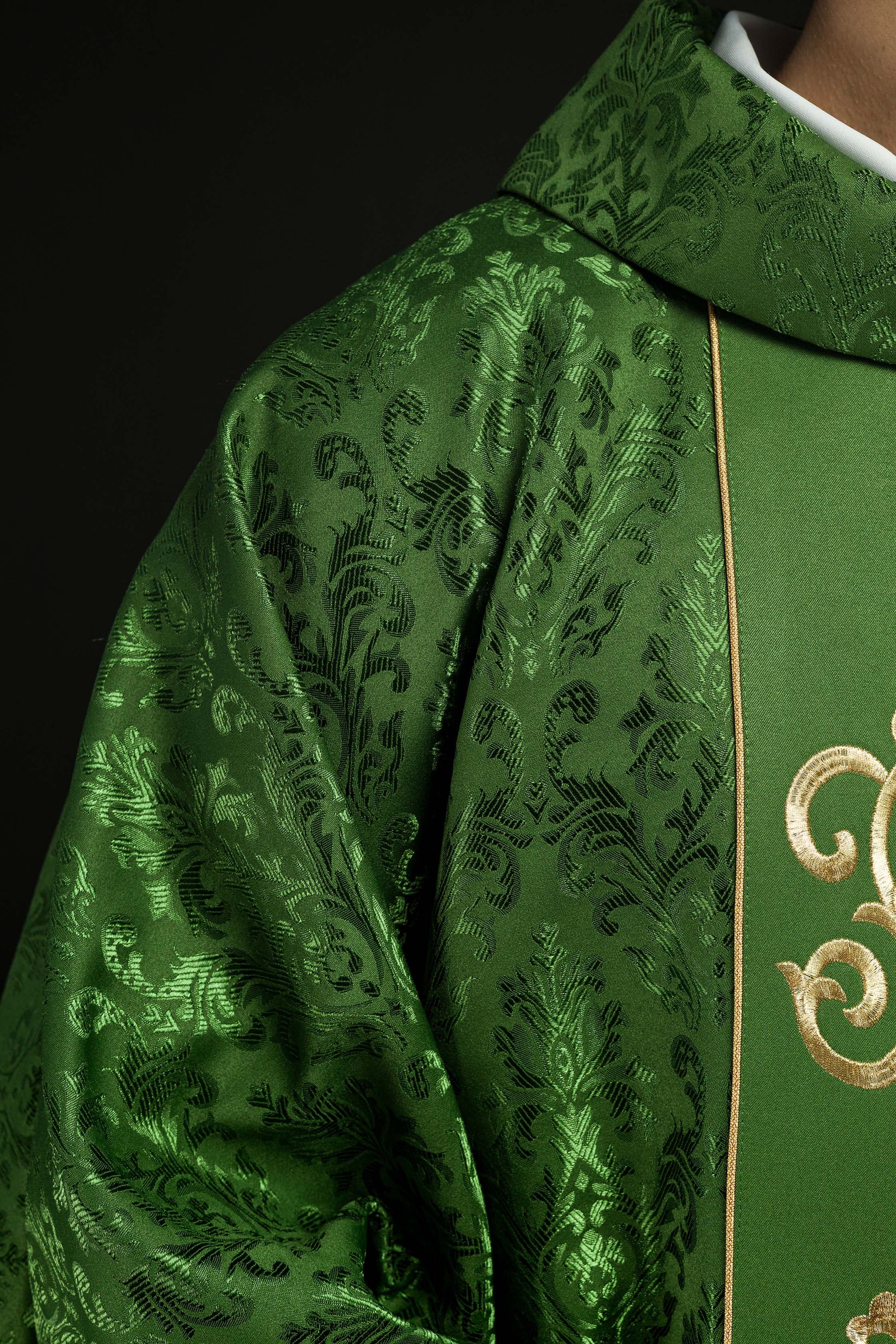 Chasuble liturgique verte avec ceinture IHS richement décorée