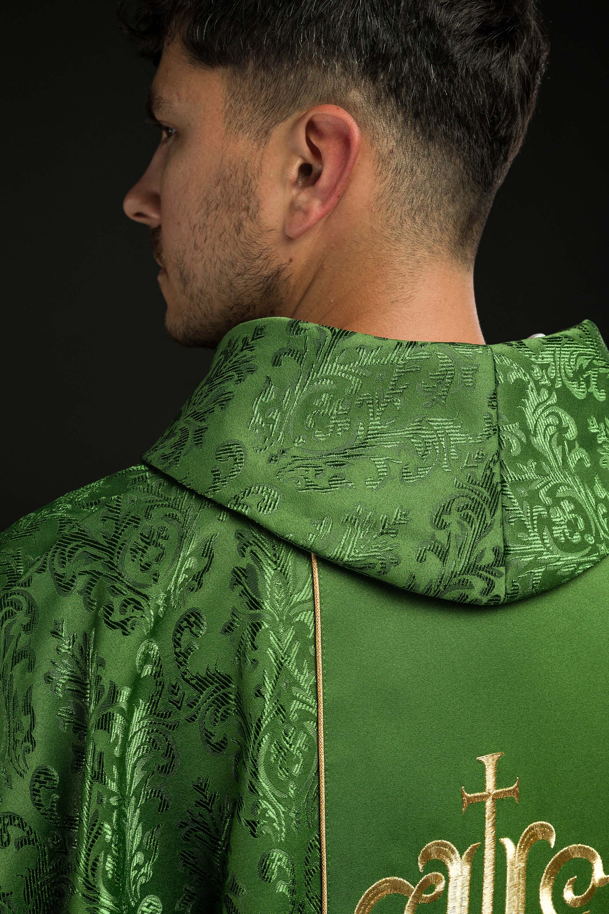 Chasuble liturgique verte avec ceinture IHS richement décorée