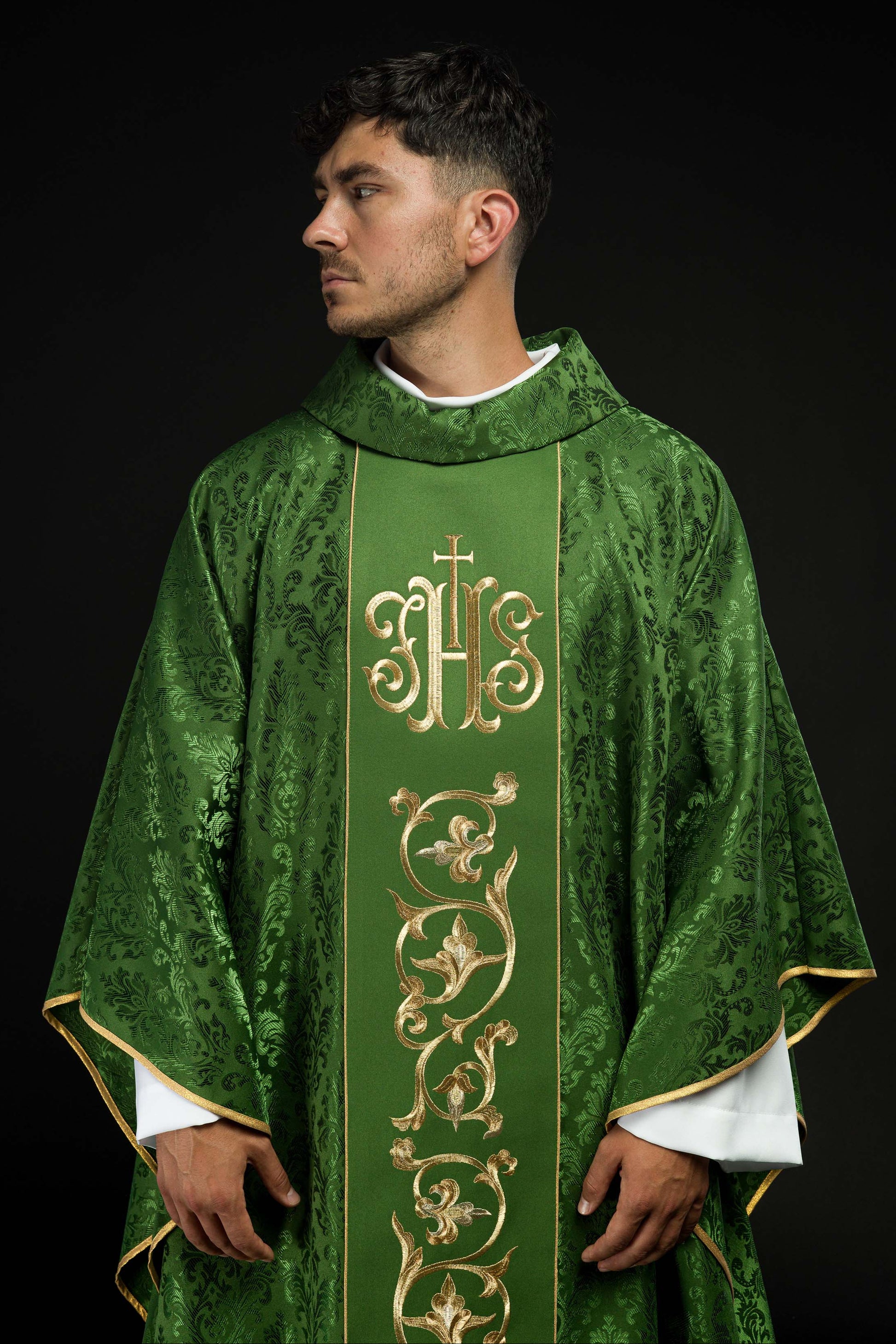 Chasuble liturgique verte avec ceinture IHS richement décorée
