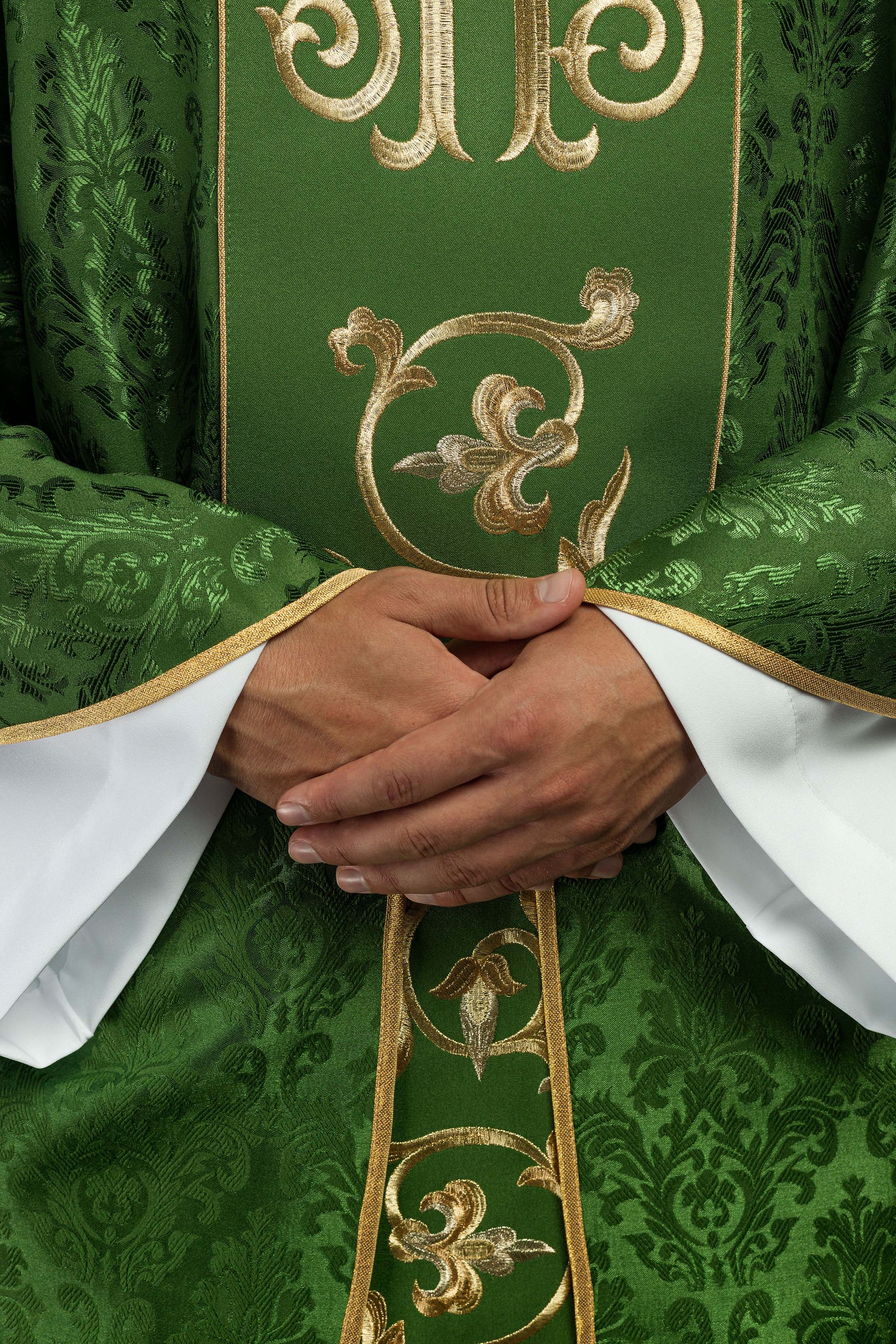 Chasuble liturgique verte avec ceinture IHS richement décorée