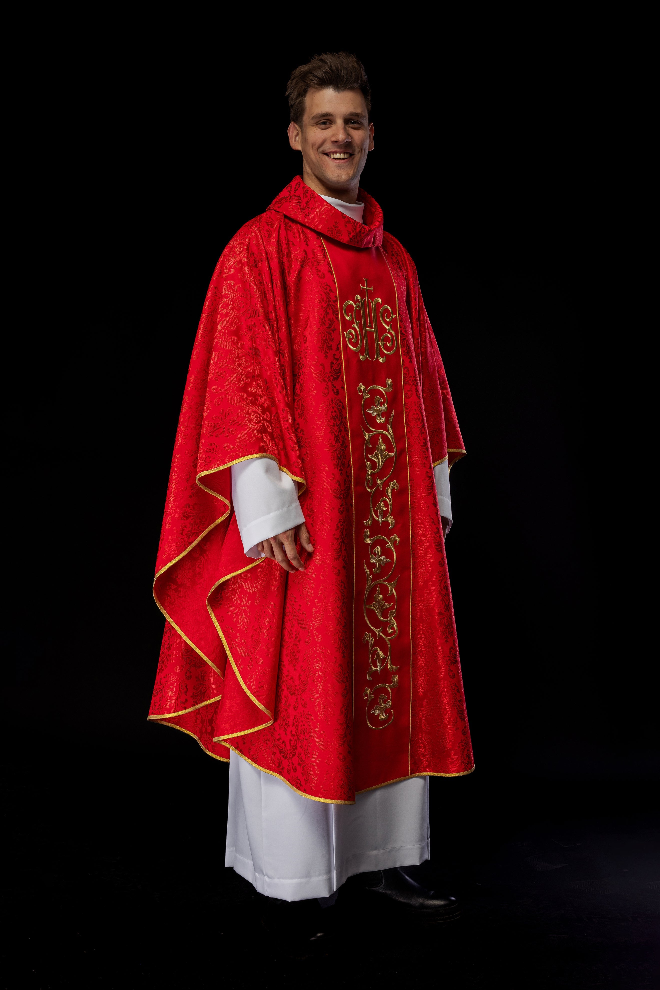 Chasuble liturgique rouge avec ceinture IHS richement décorée