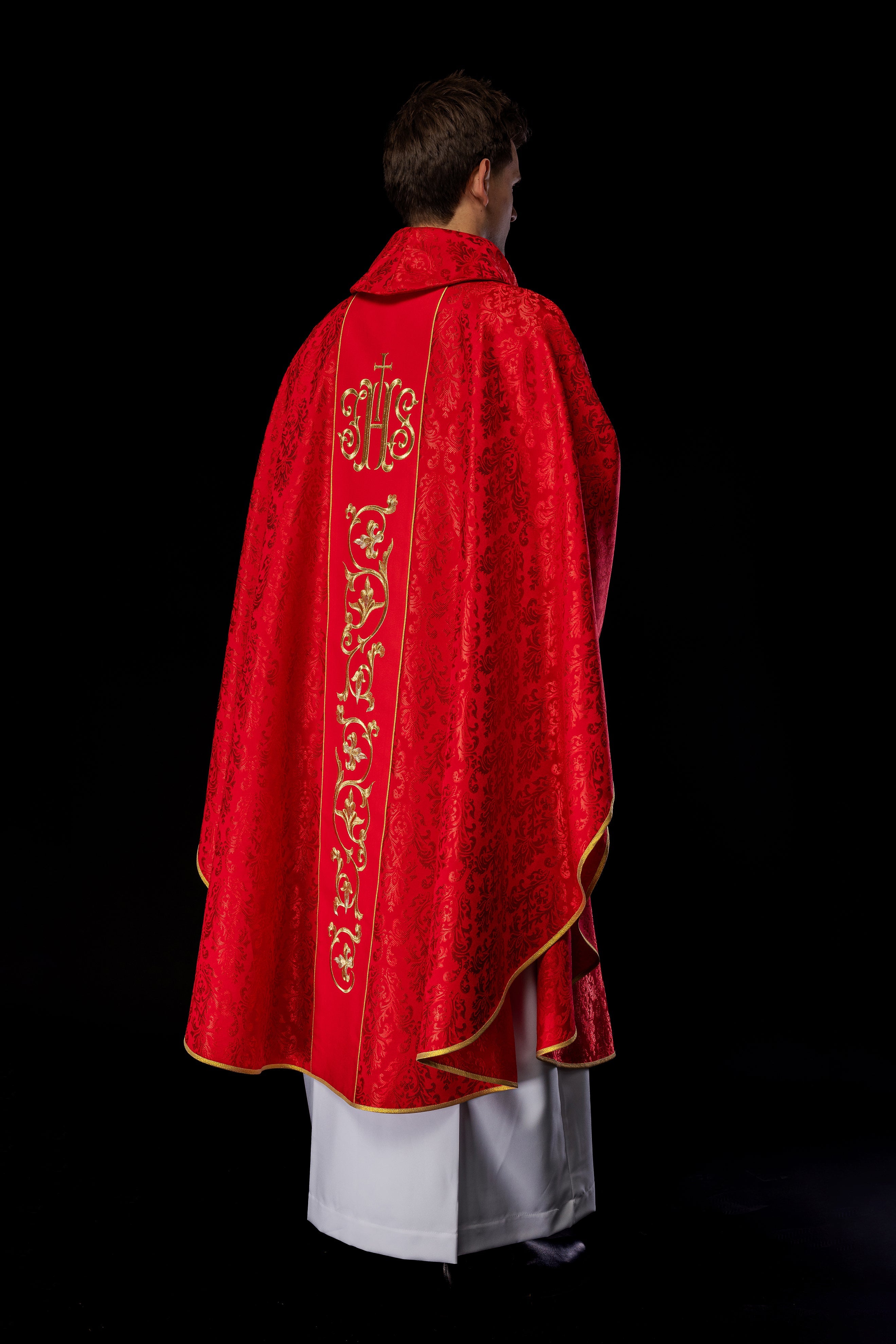 Chasuble liturgique rouge avec ceinture IHS richement décorée