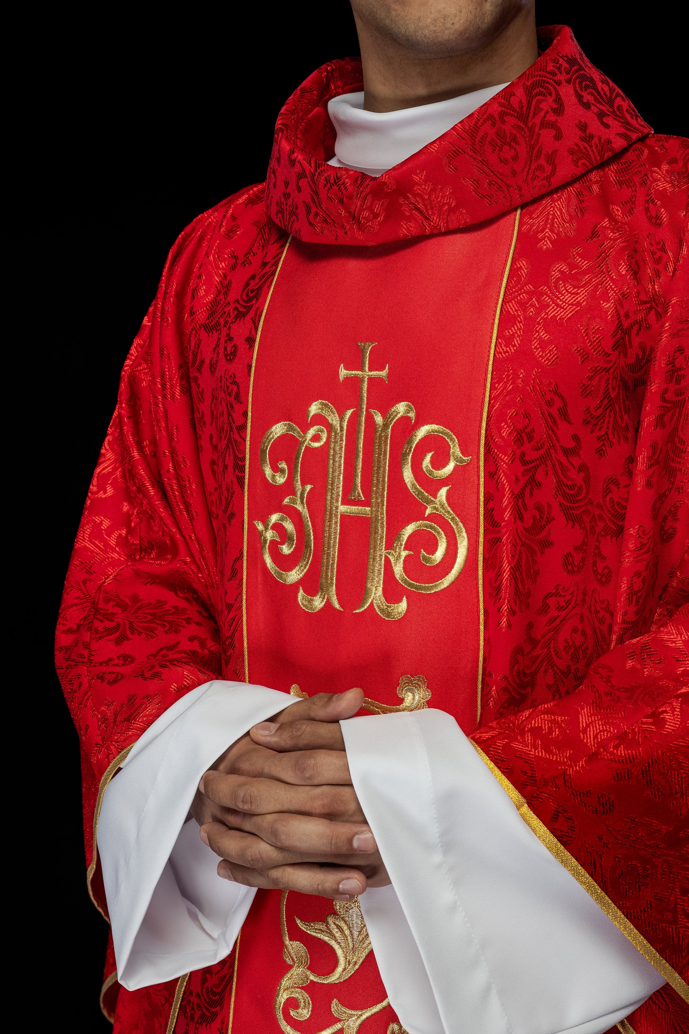 Chasuble liturgique rouge avec ceinture IHS richement décorée