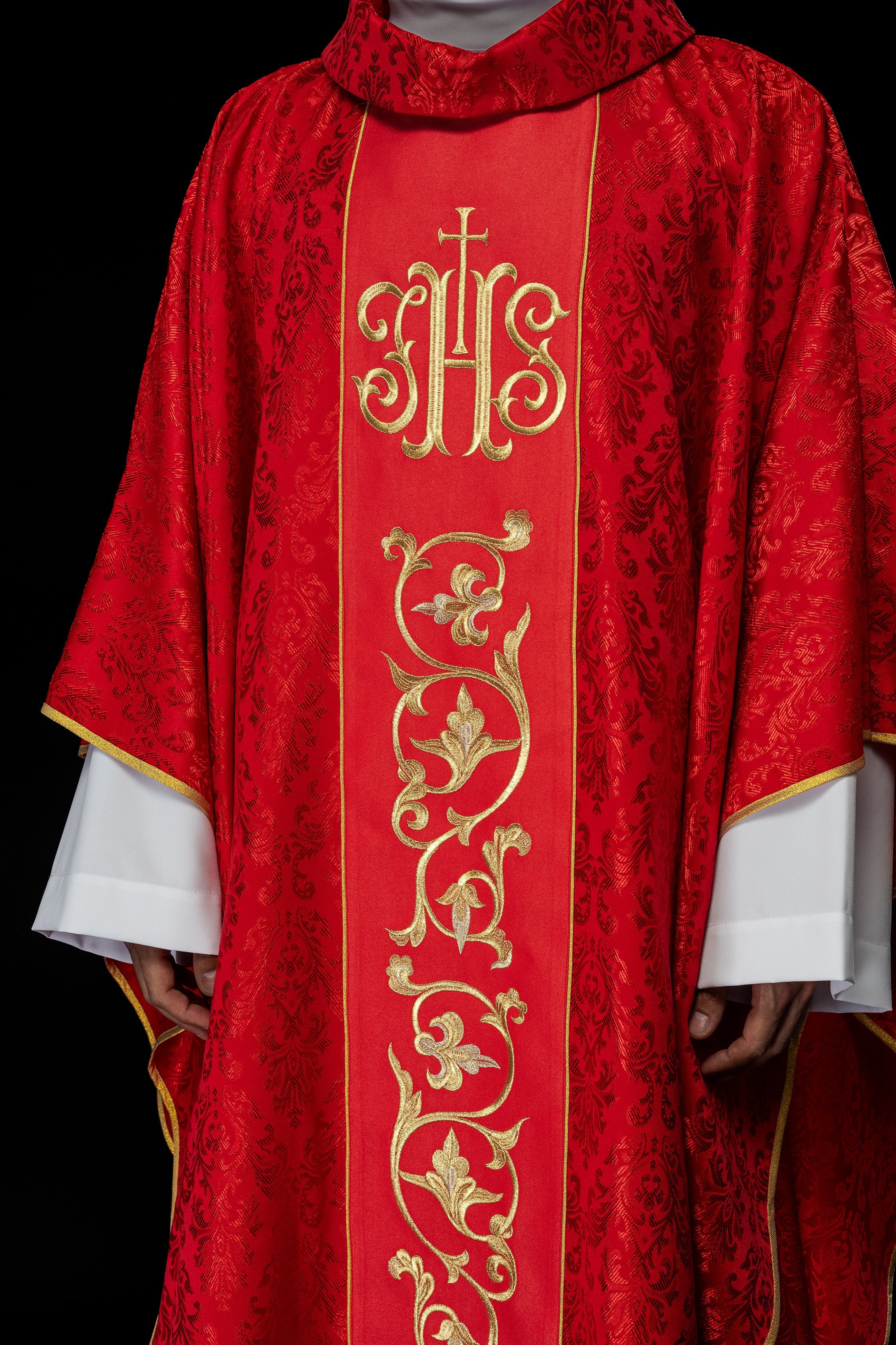 Chasuble liturgique rouge avec ceinture IHS richement décorée