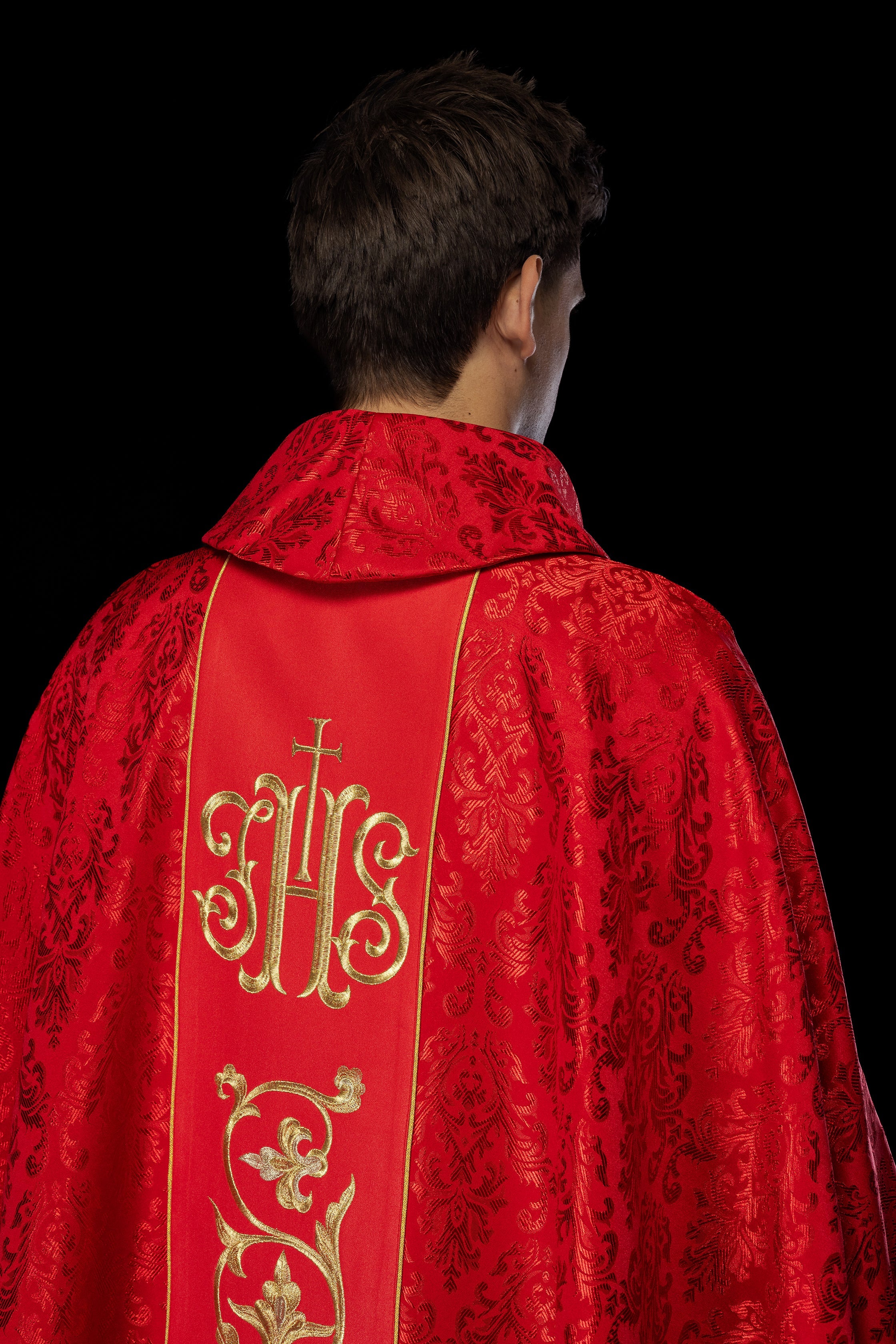 Chasuble liturgique rouge avec ceinture IHS richement décorée