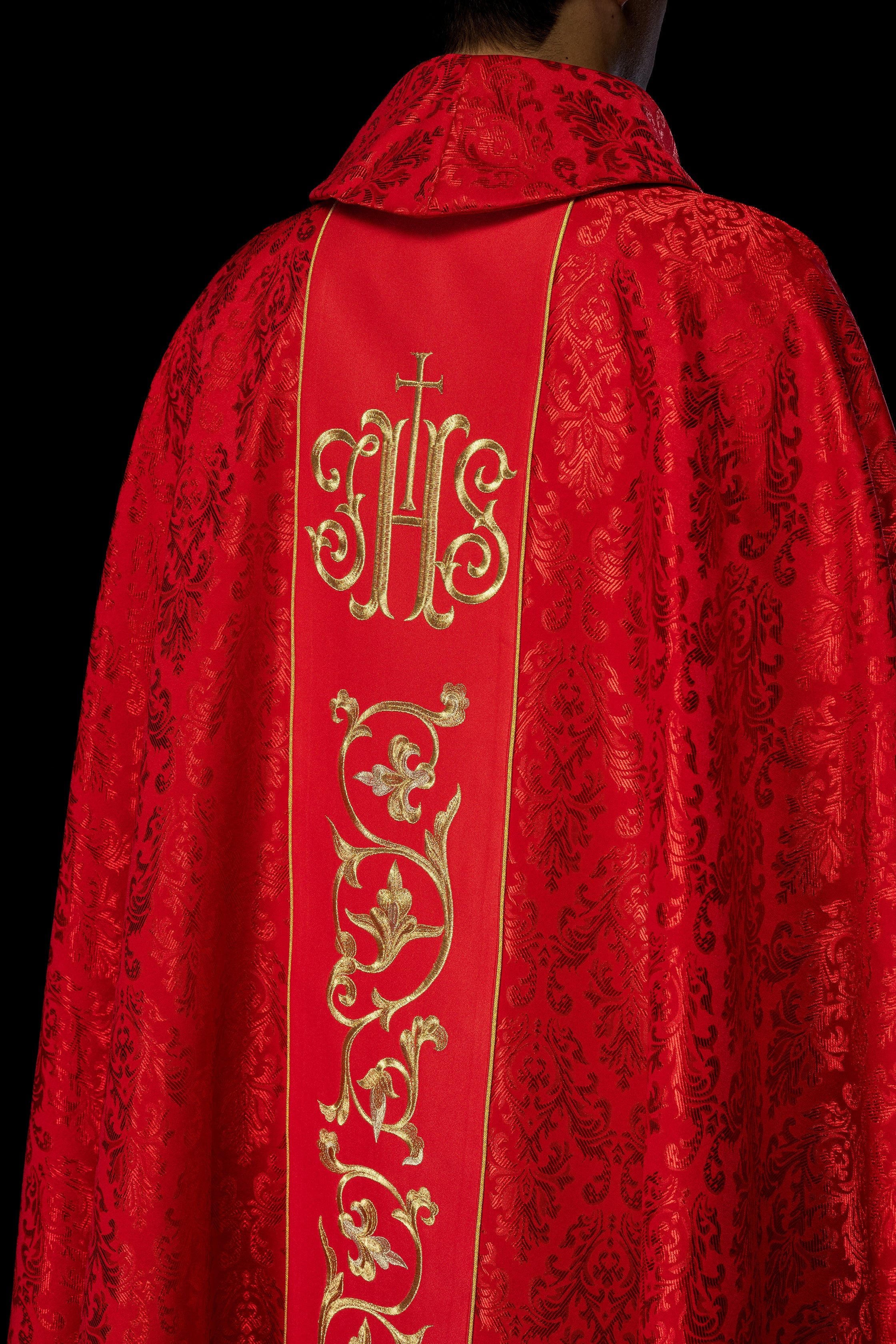 Chasuble liturgique rouge avec ceinture IHS richement décorée