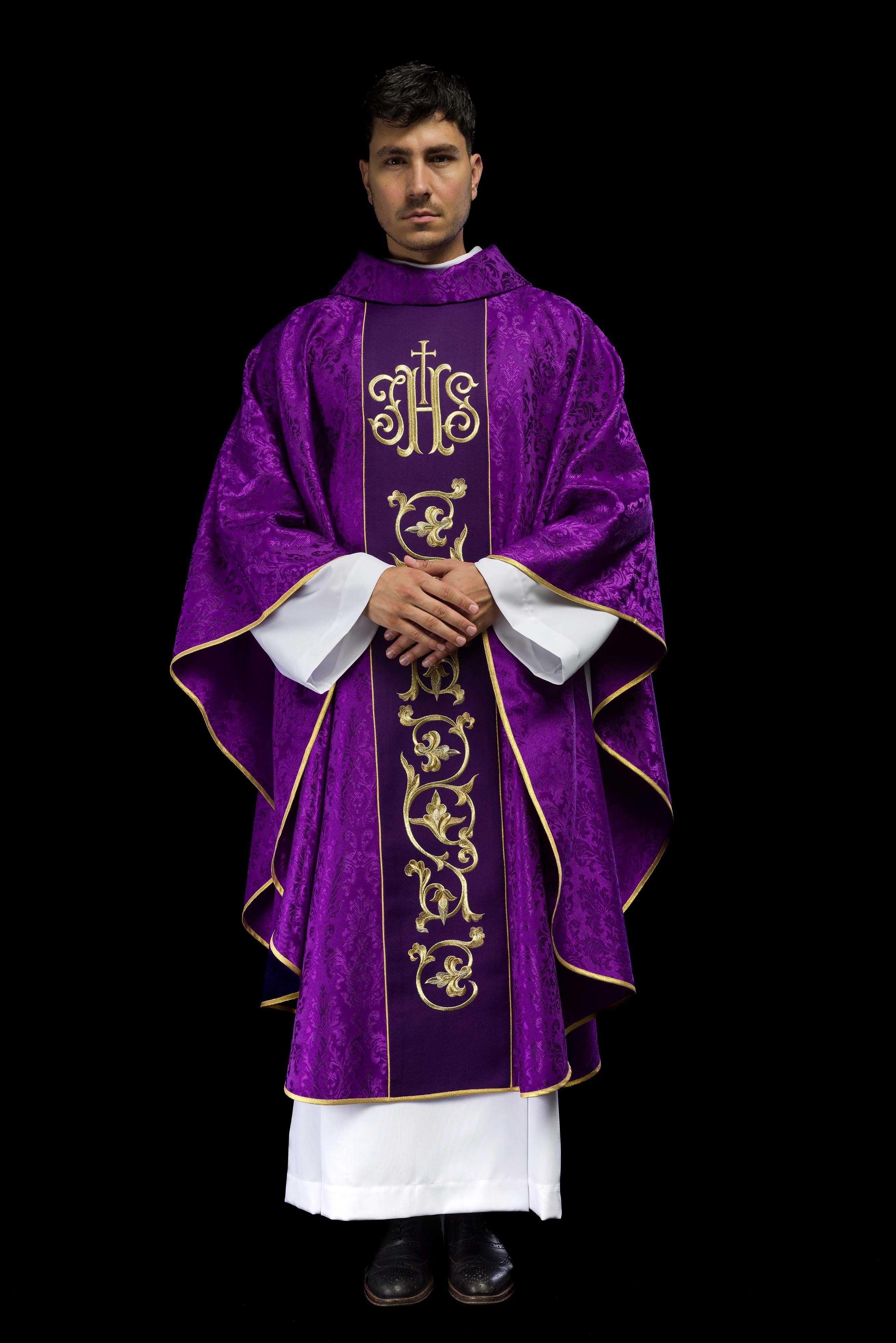 Chasuble liturgique violette avec ceinture IHS richement décorée