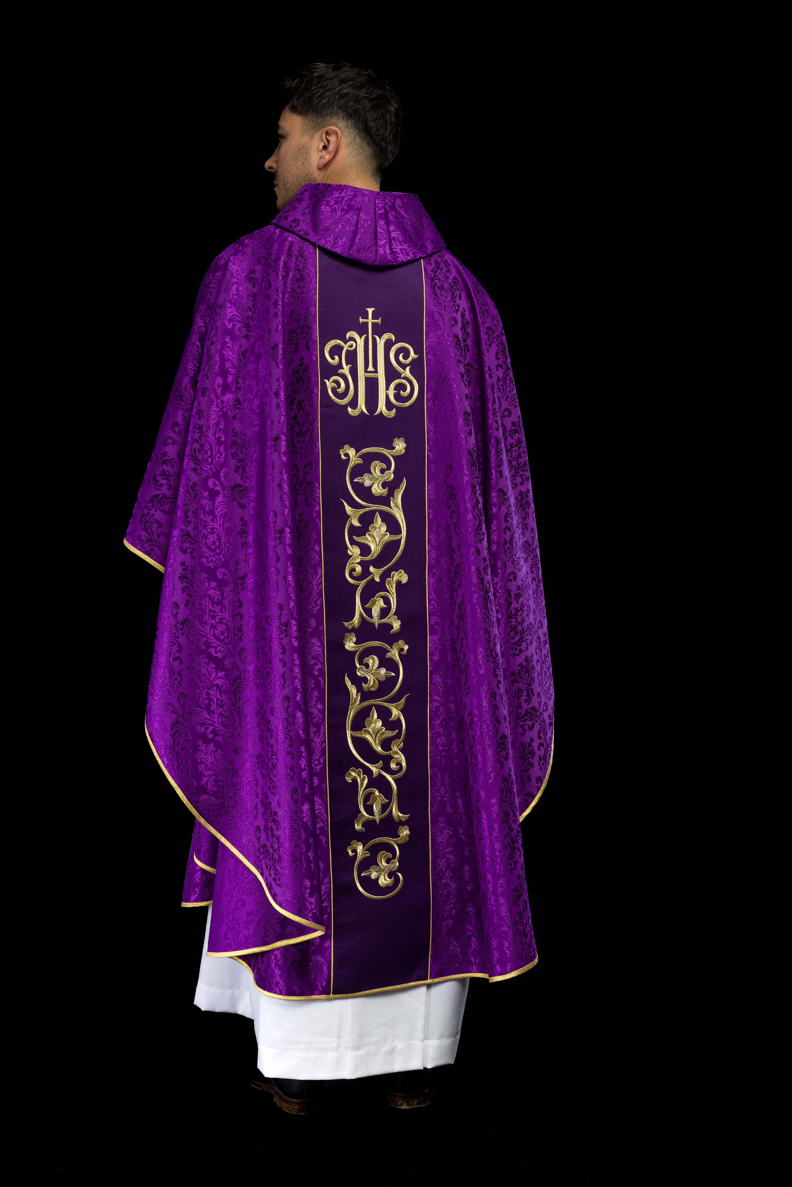Chasuble liturgique violette avec ceinture IHS richement décorée