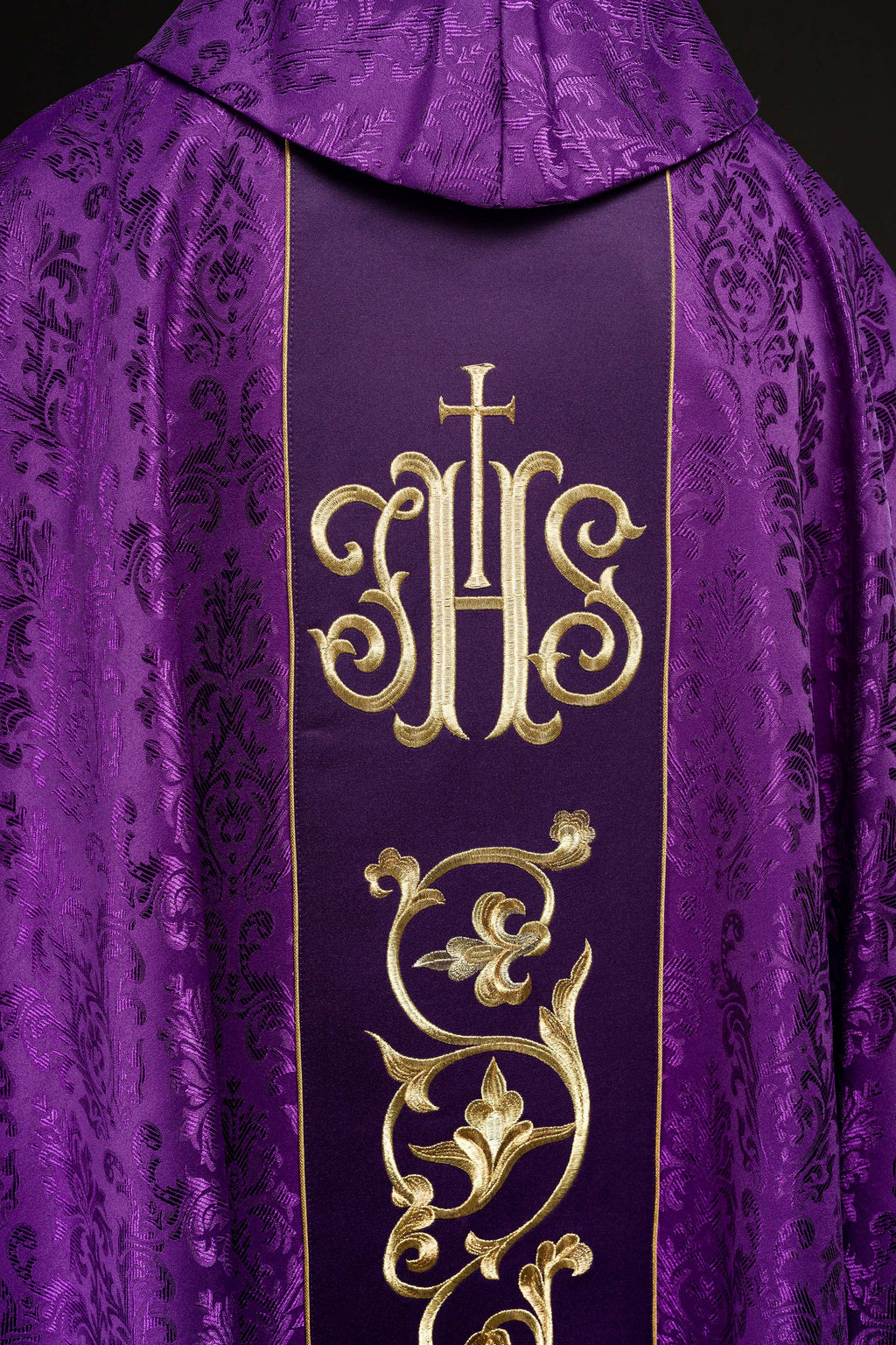 Chasuble liturgique violette avec ceinture IHS richement décorée