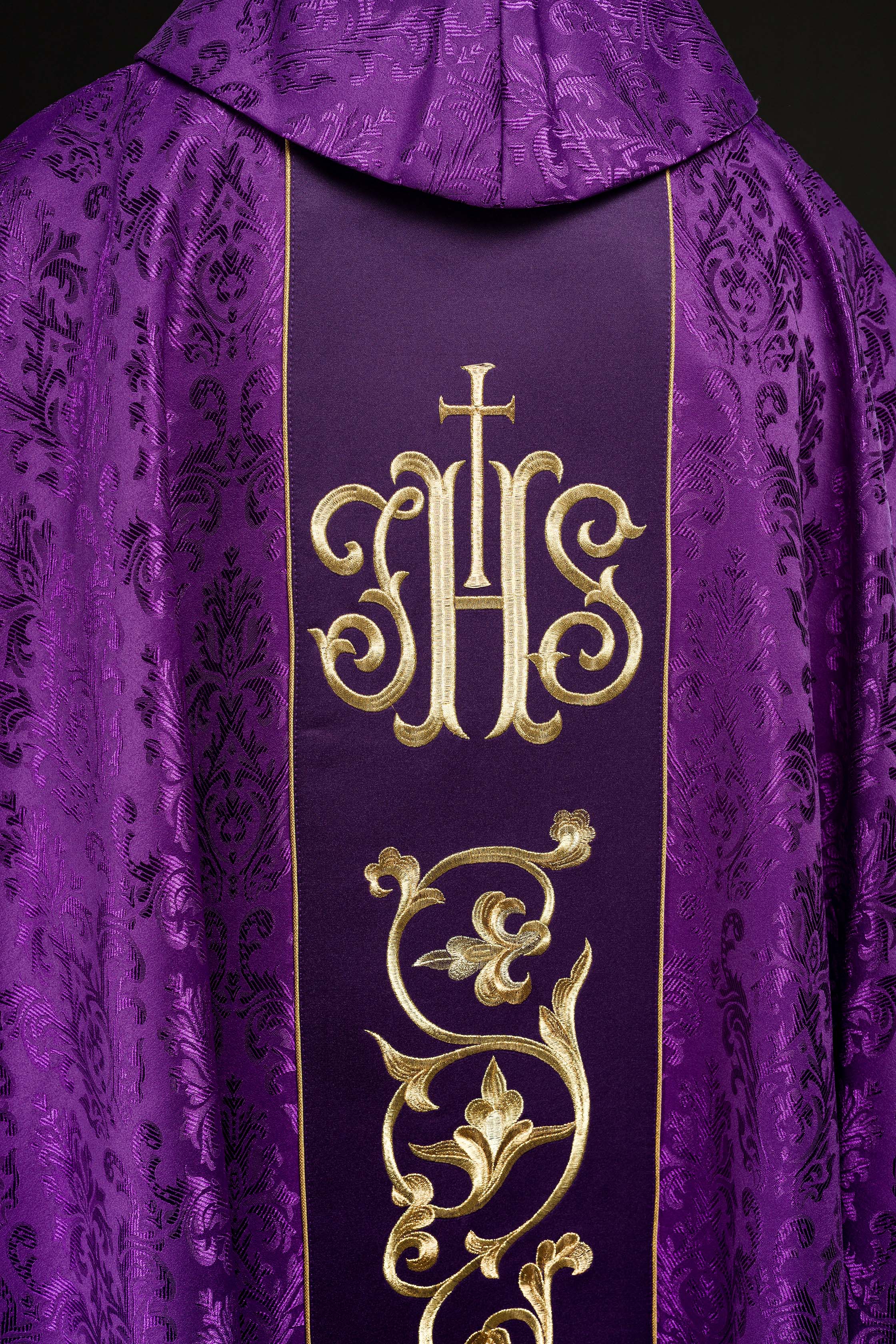 Chasuble liturgique violette avec ceinture IHS richement décorée