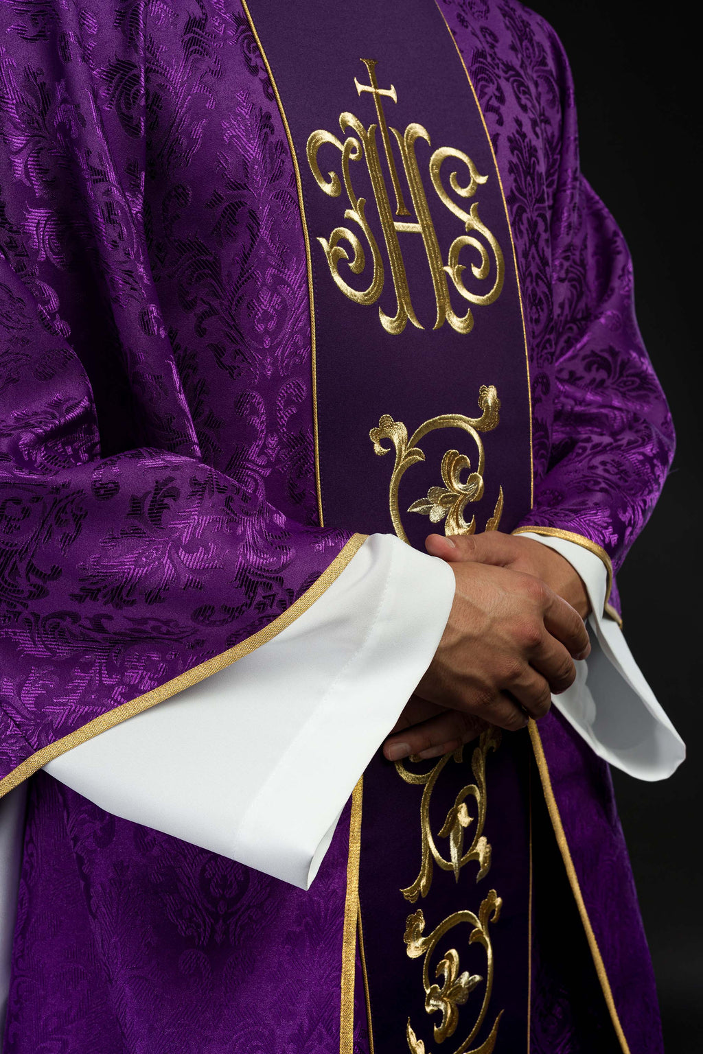 Chasuble liturgique violette avec ceinture IHS richement décorée