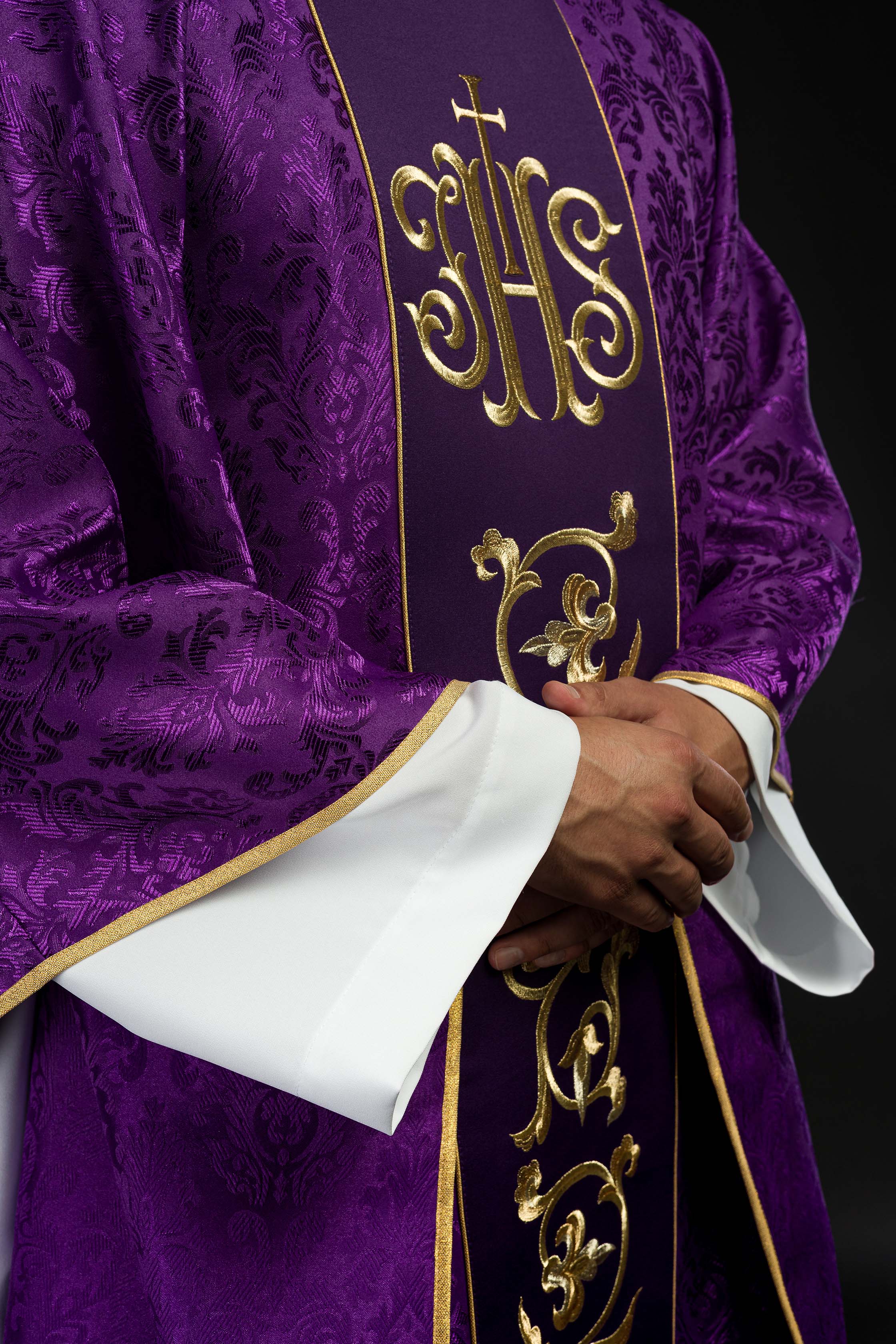 Chasuble liturgique violette avec ceinture IHS richement décorée