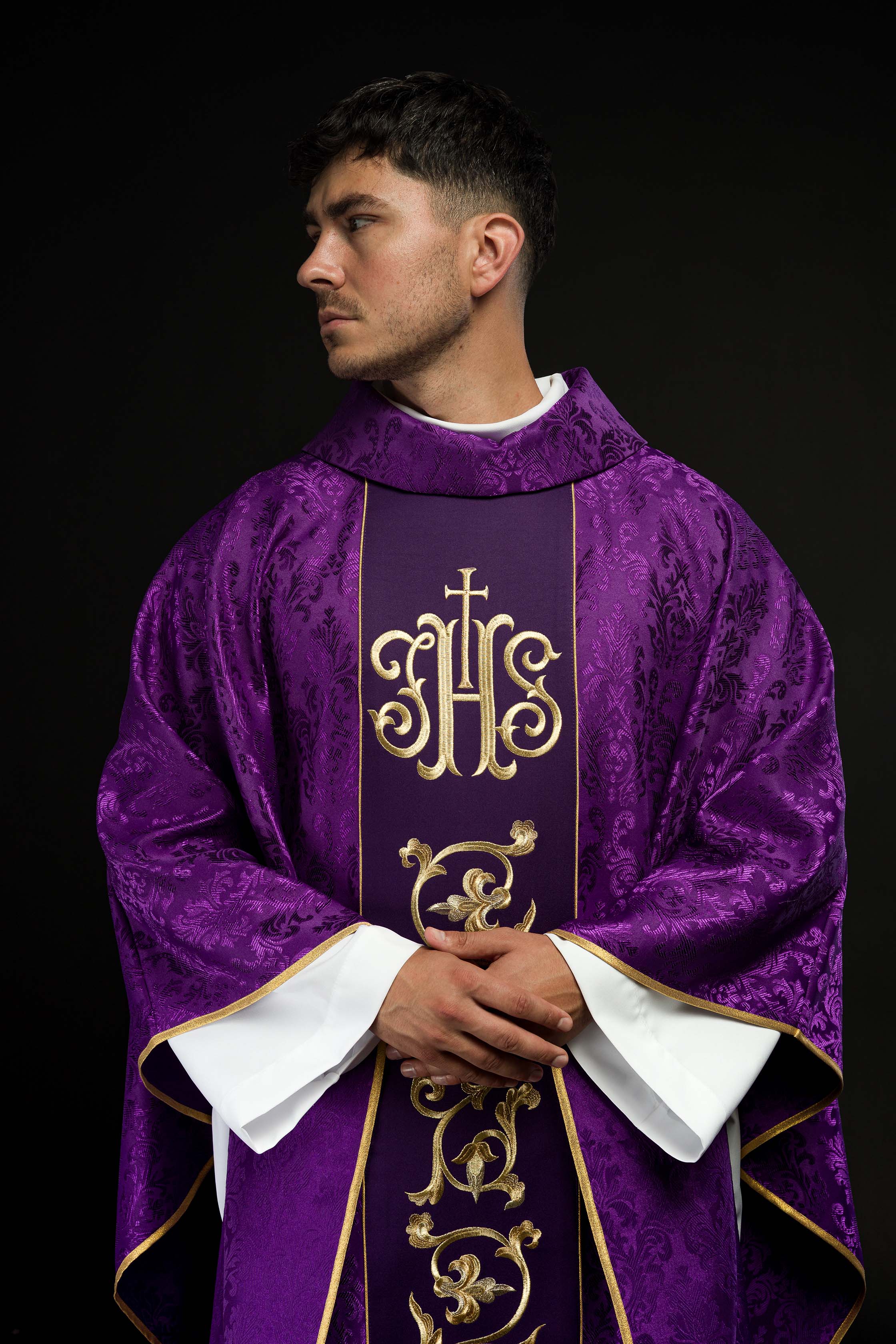 Chasuble liturgique violette avec ceinture IHS richement décorée