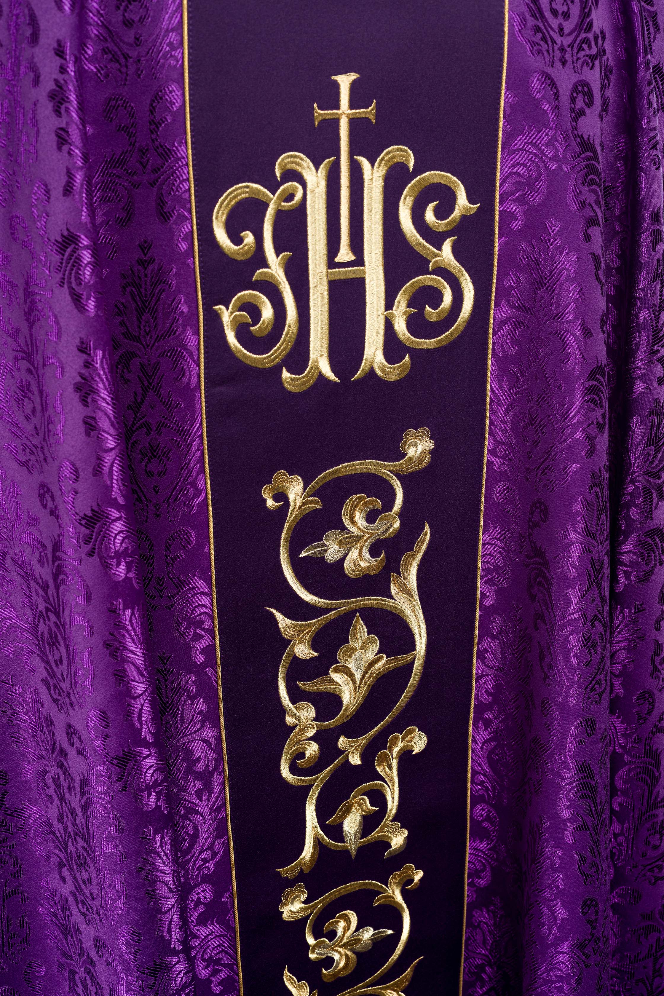 Chasuble liturgique violette avec ceinture IHS richement décorée