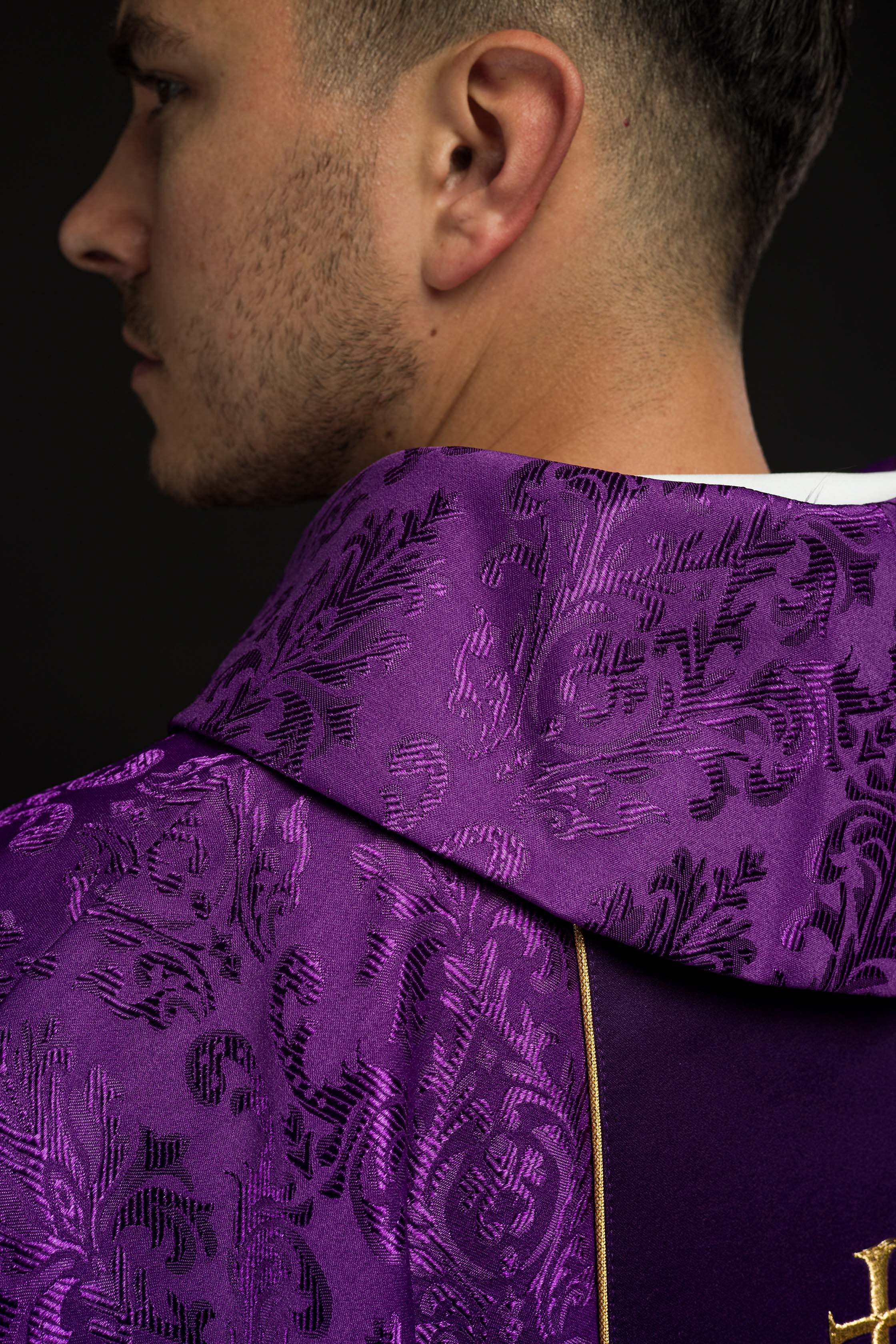 Chasuble liturgique violette avec ceinture IHS richement décorée