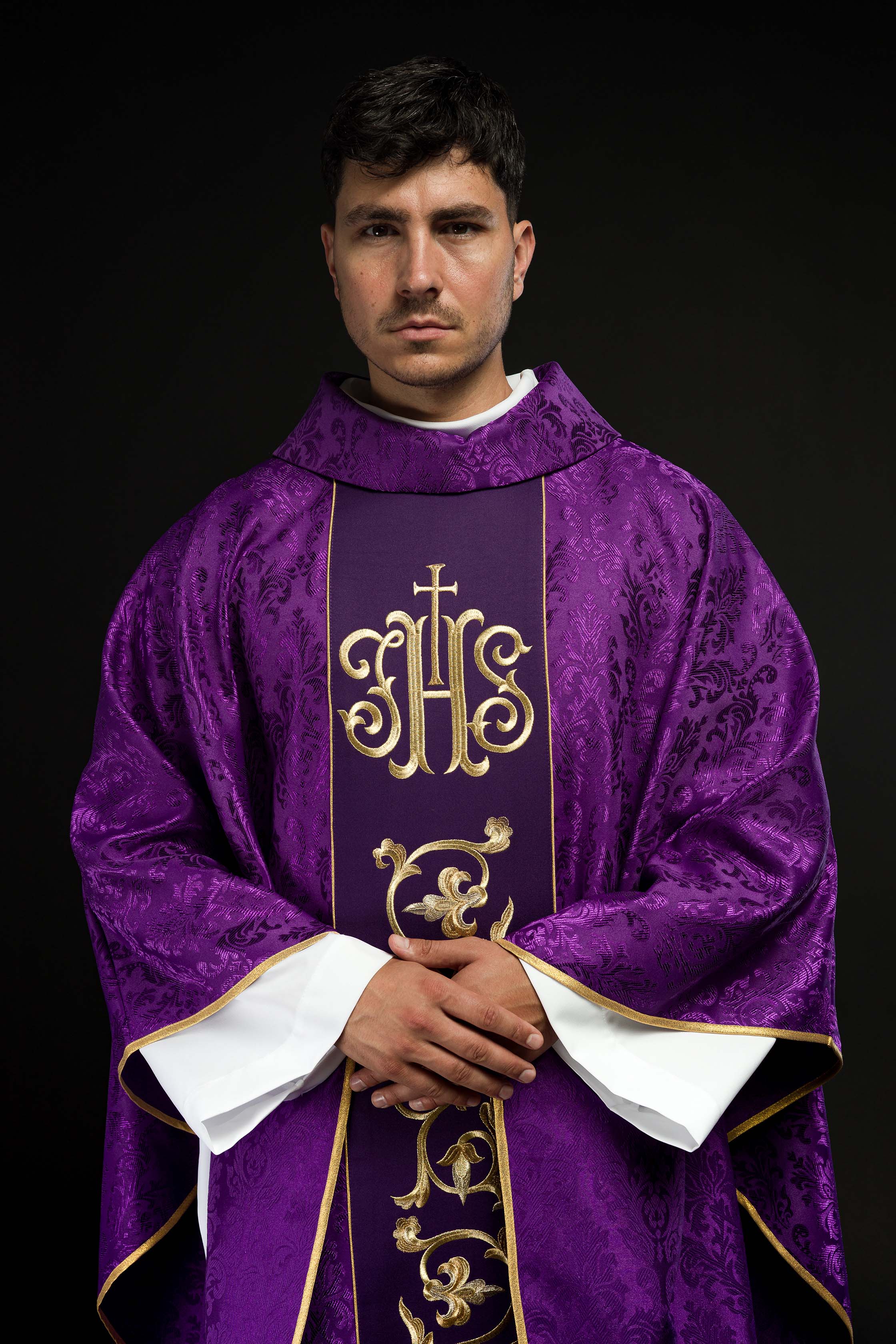 Chasuble liturgique violette avec ceinture IHS richement décorée