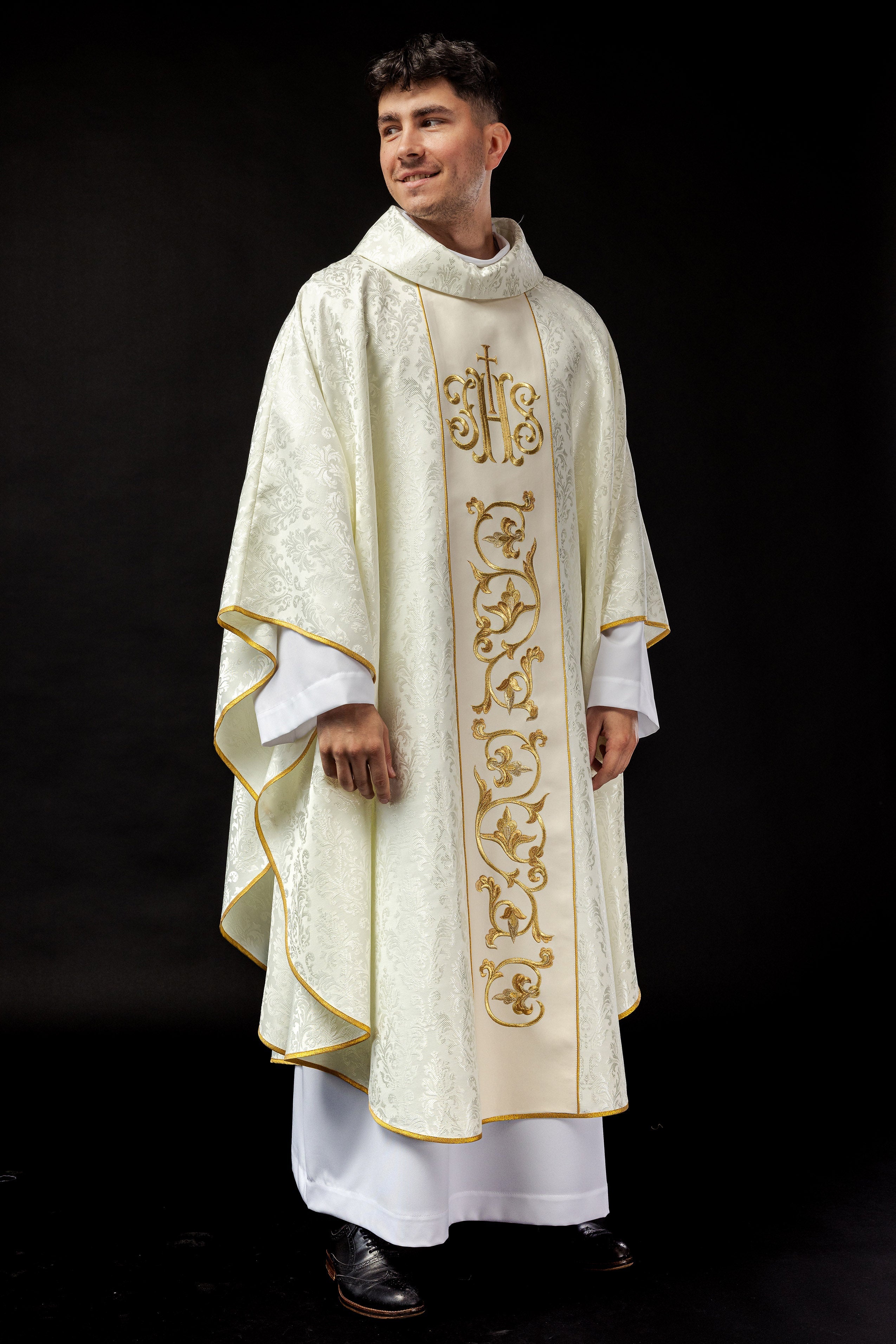 Chasuble liturgique écru avec ceinture IHS richement décorée