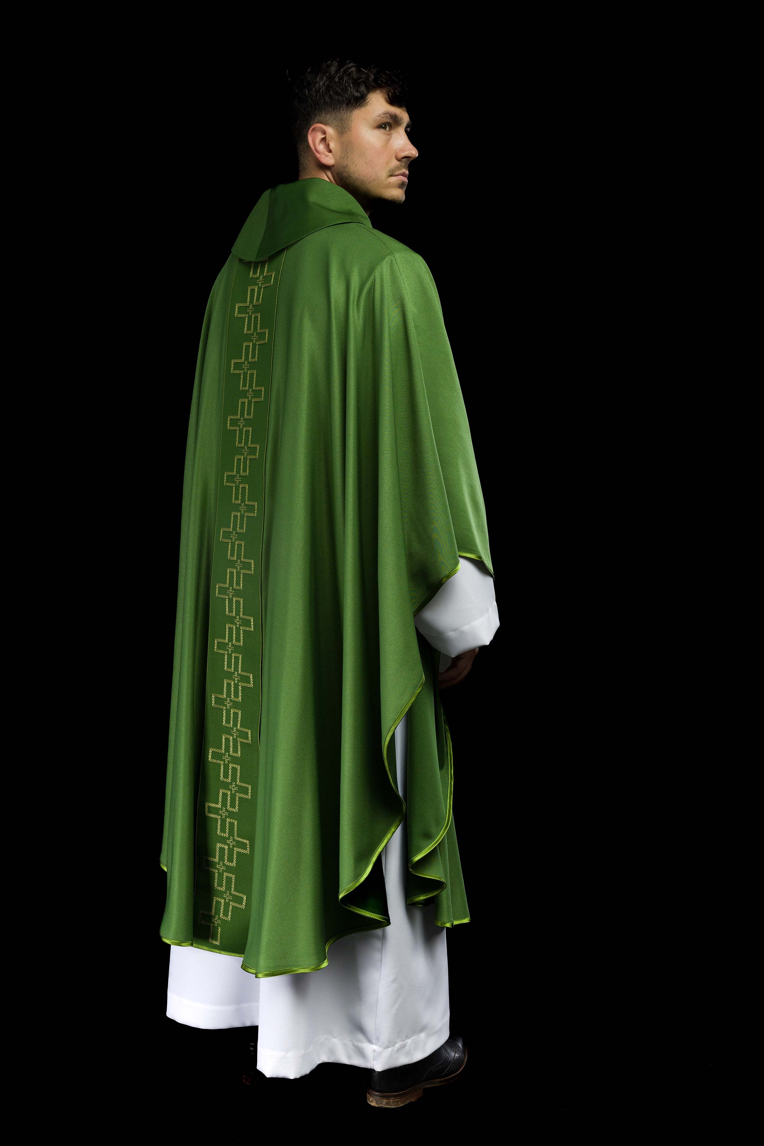 Chasuble avec ceinture richement brodée en croix verte