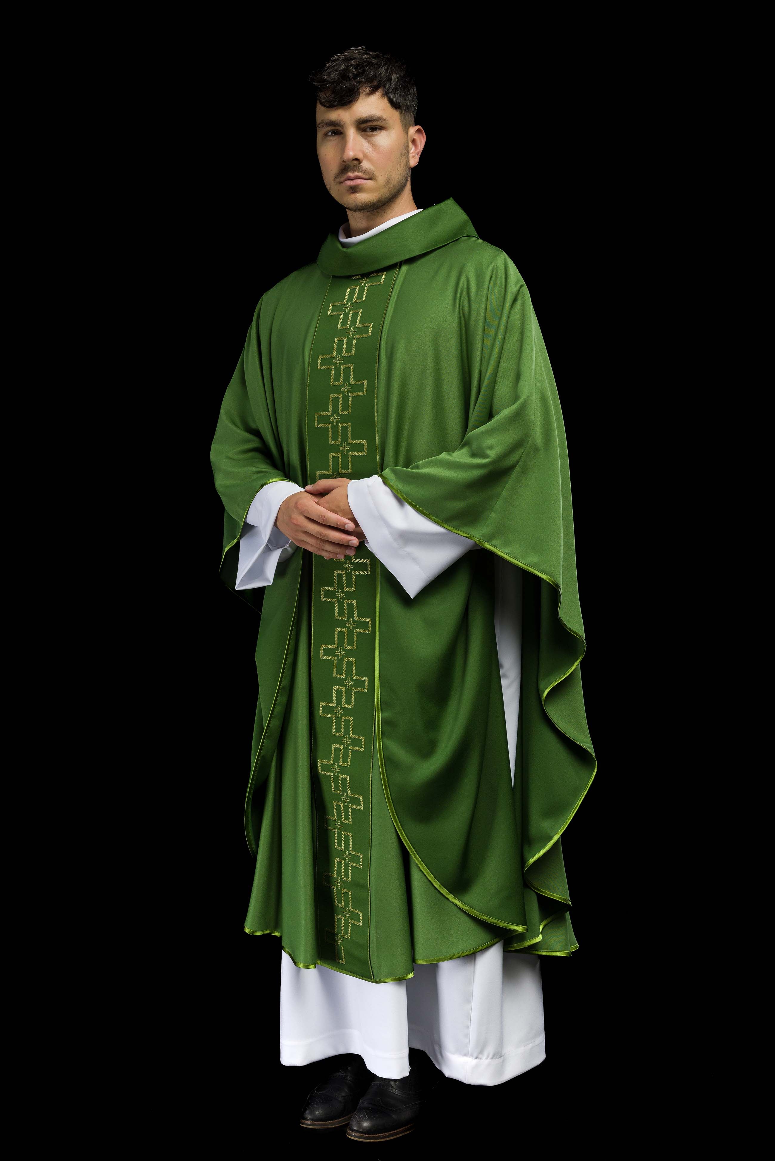 Chasuble avec ceinture richement brodée en croix verte