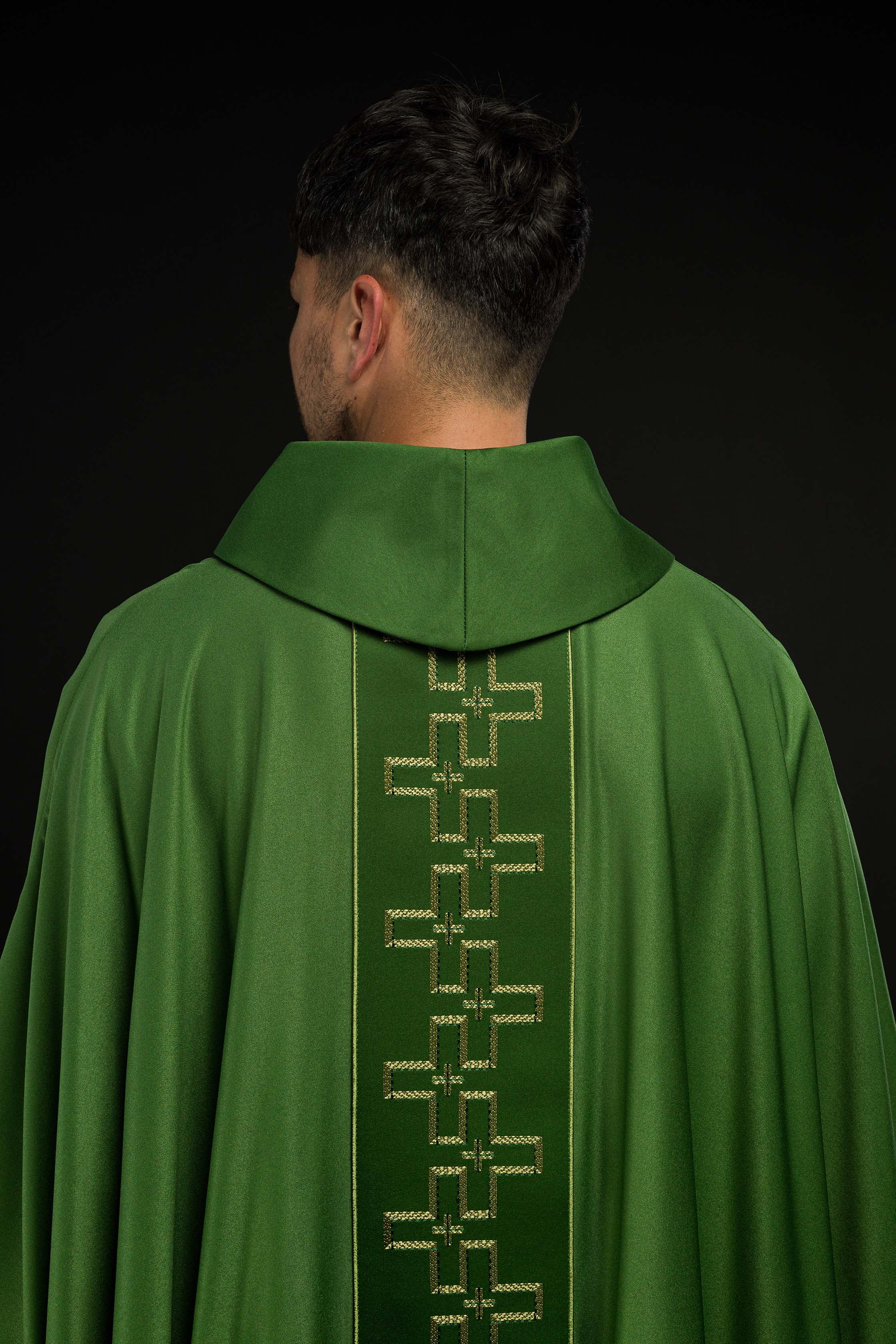 Chasuble avec ceinture richement brodée en croix verte