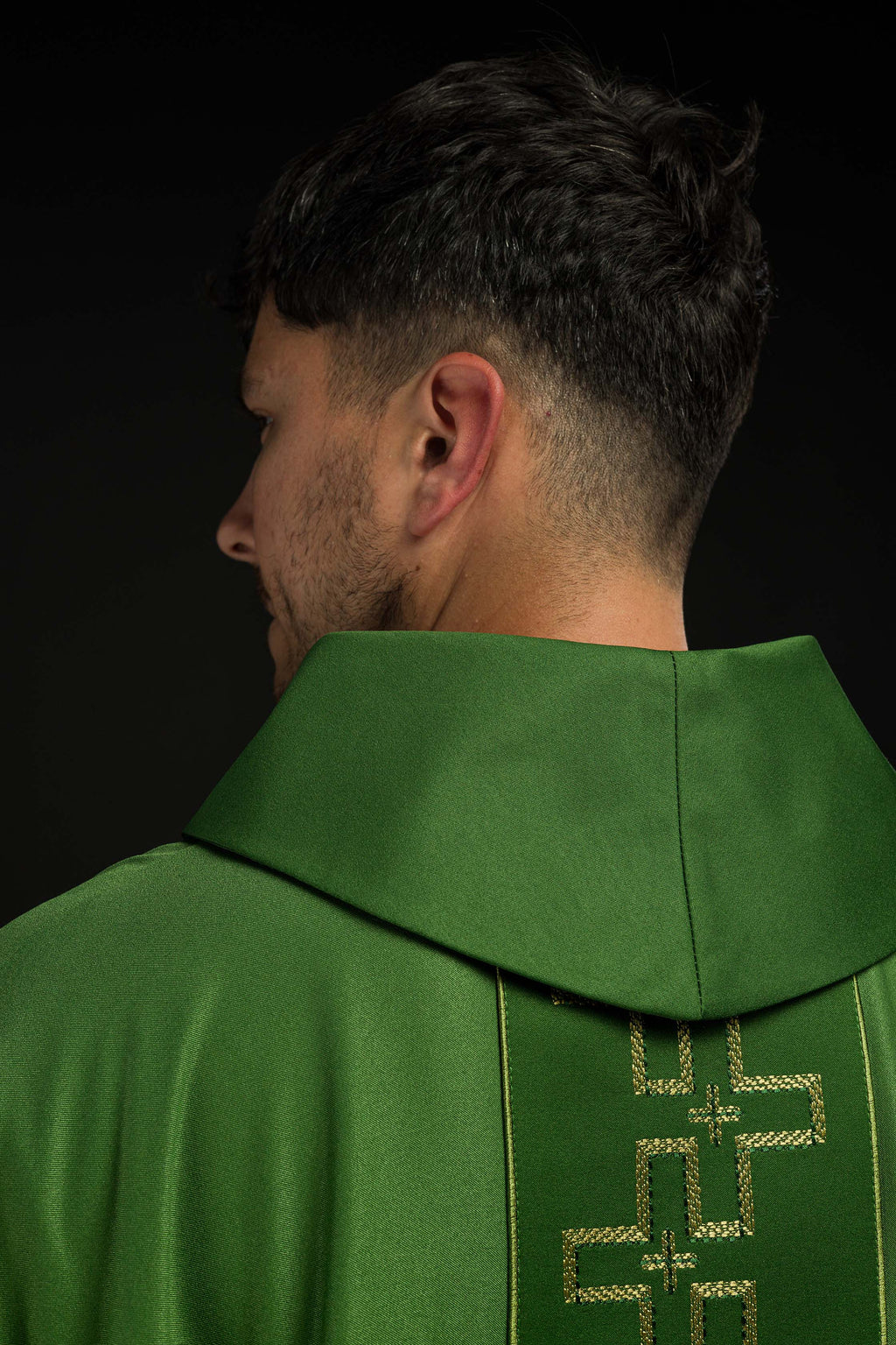 Chasuble avec ceinture richement brodée en croix verte