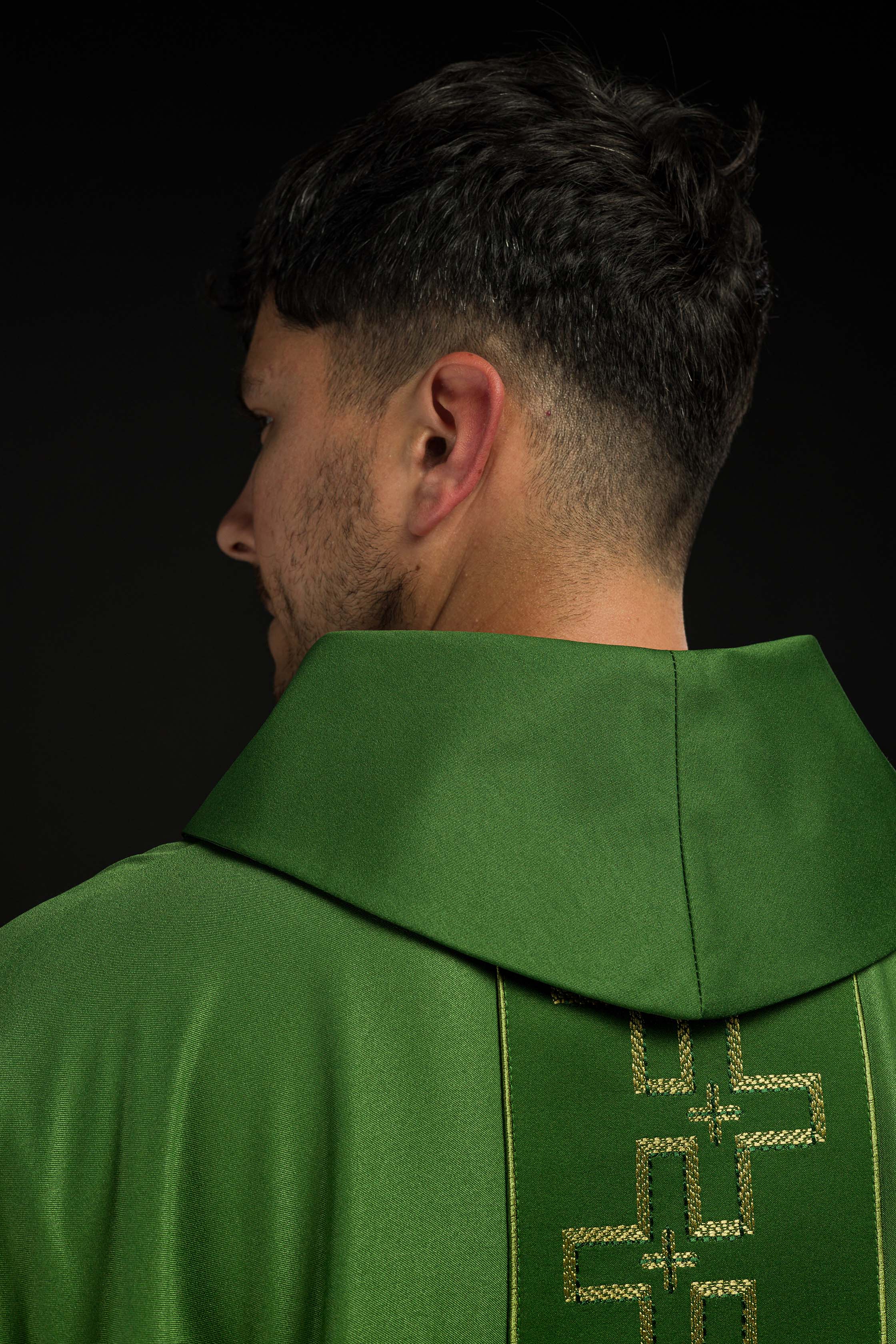 Chasuble avec ceinture richement brodée en croix verte