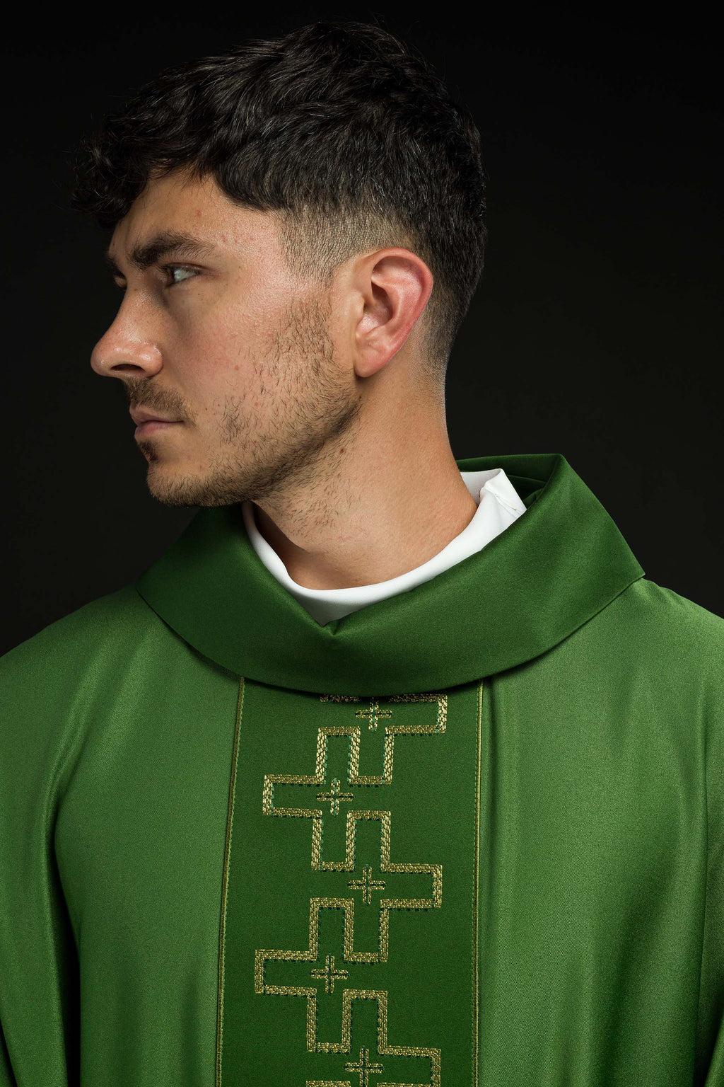 Chasuble avec ceinture richement brodée en croix verte