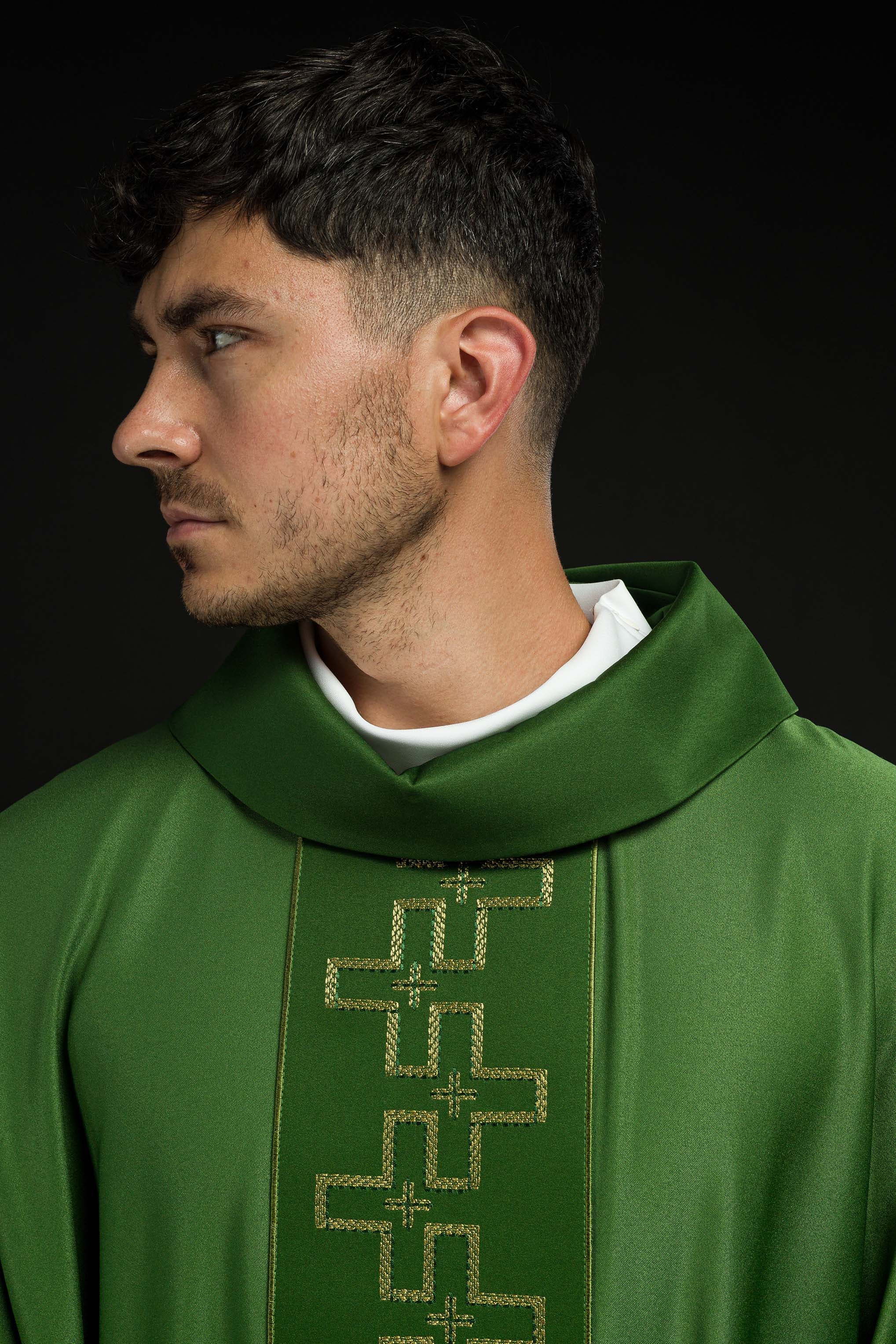 Chasuble avec ceinture richement brodée en croix verte