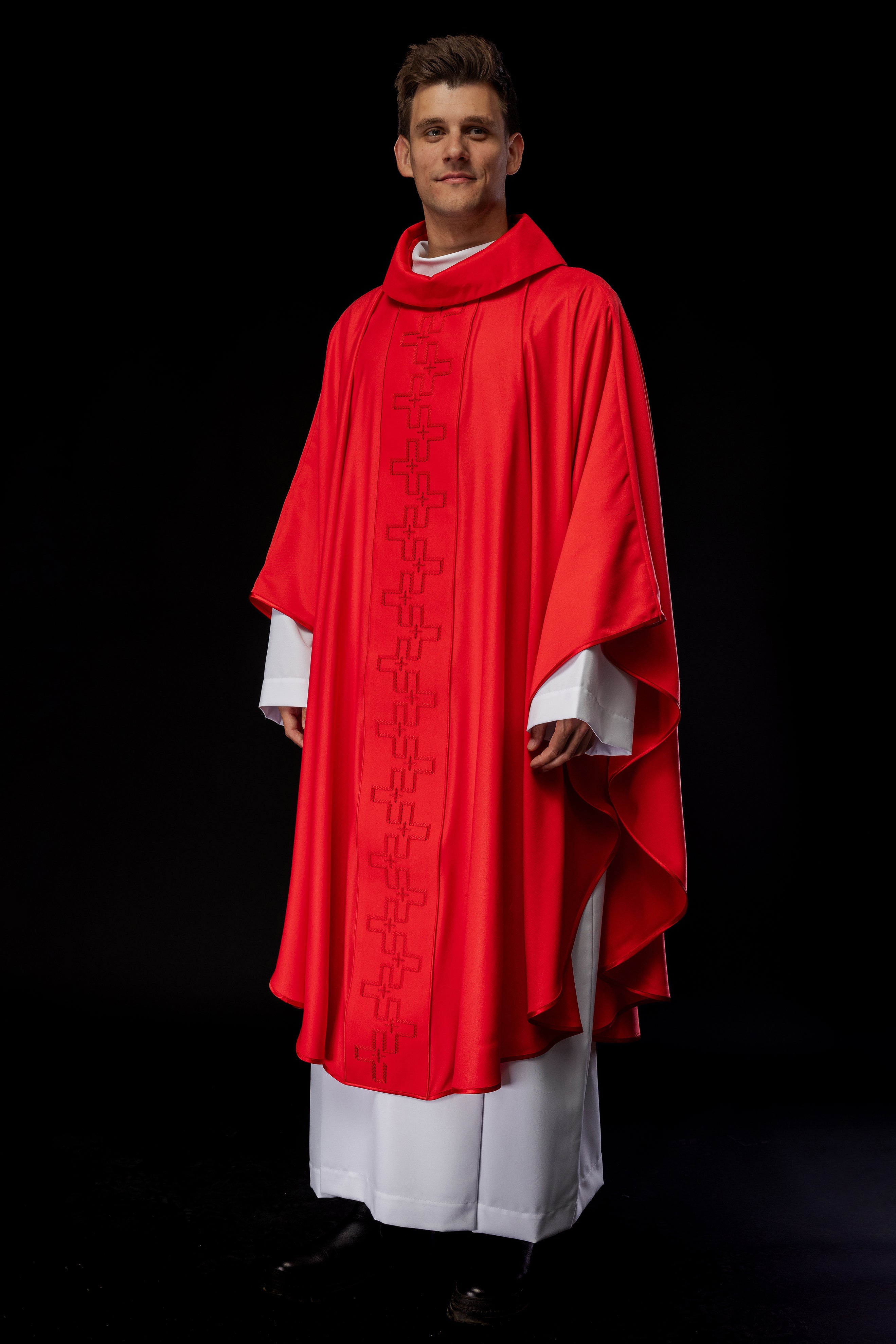 Chasuble avec ceinture richement brodée en croix rouge