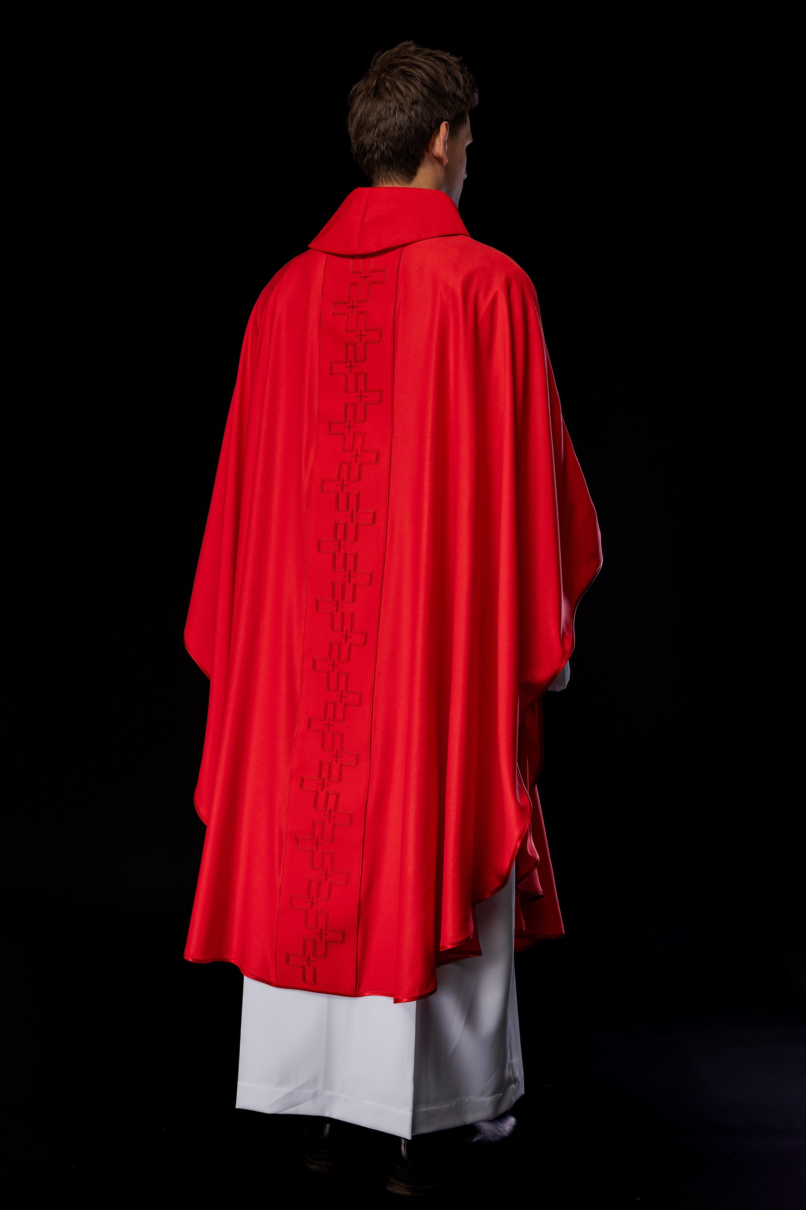 Chasuble avec ceinture richement brodée en croix rouge