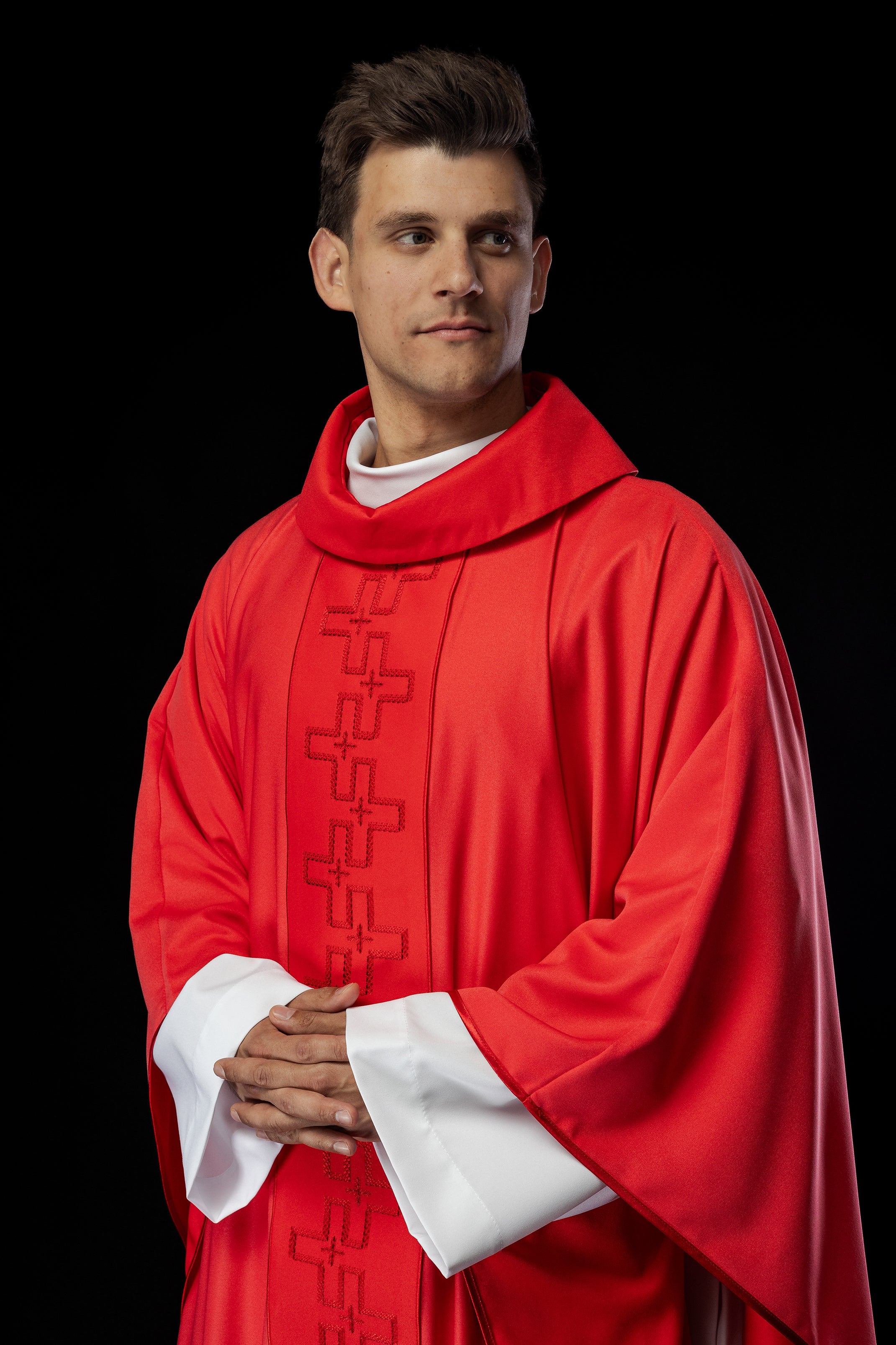 Chasuble avec ceinture richement brodée en croix rouge