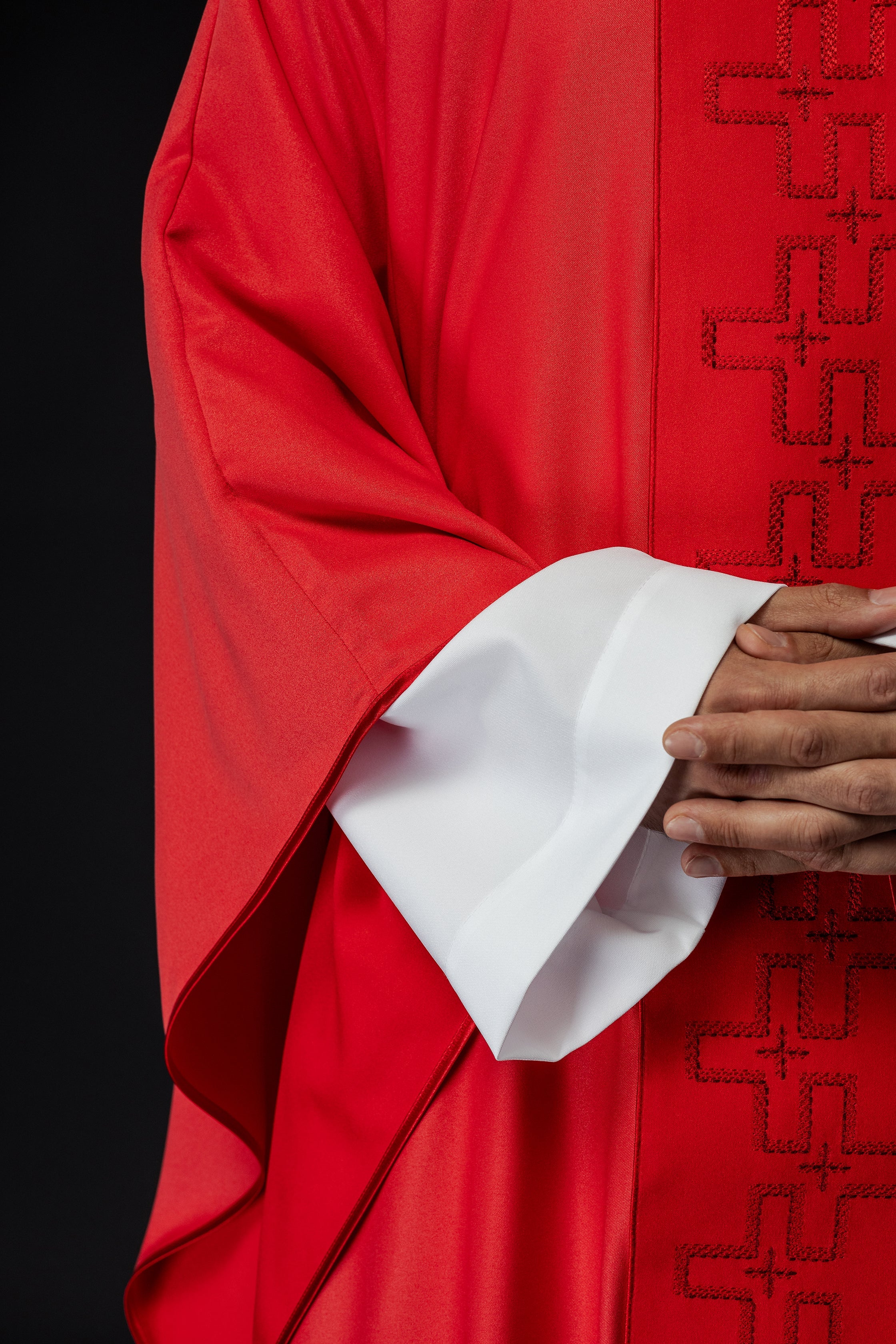 Chasuble avec ceinture richement brodée en croix rouge