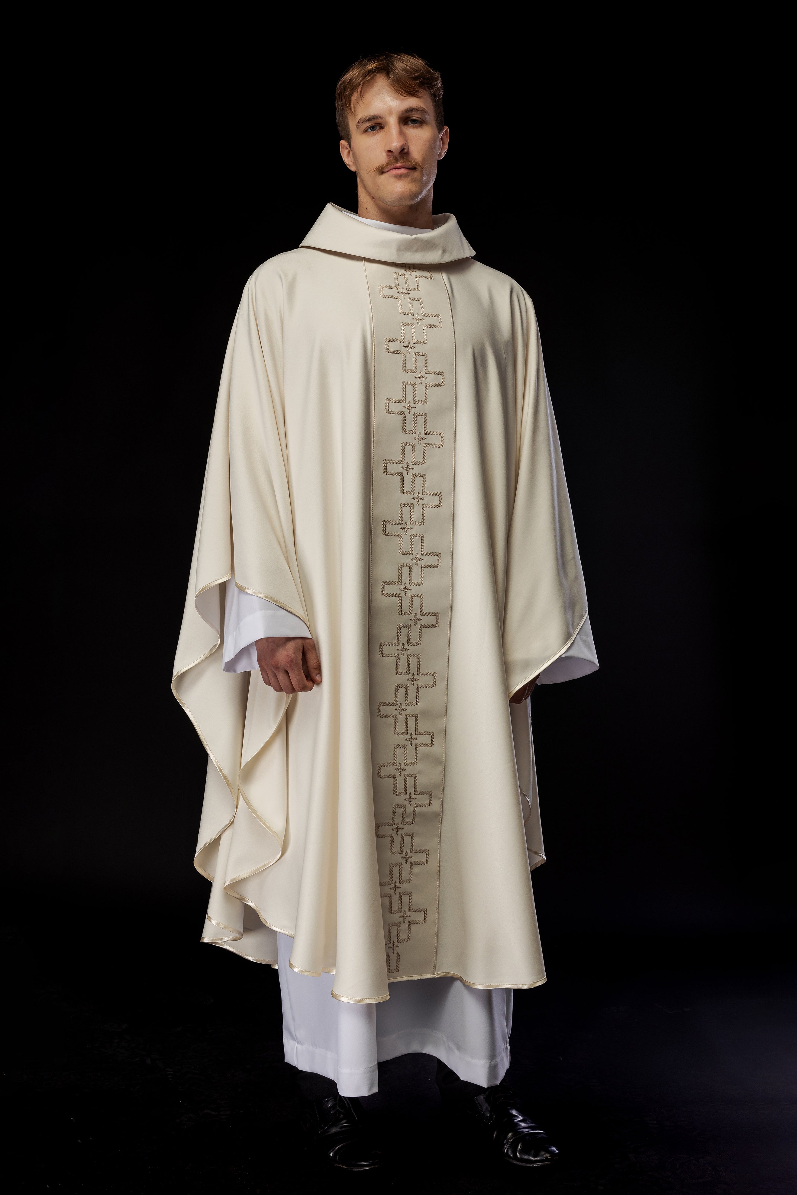 Chasuble avec ceinture richement brodée en croix écru