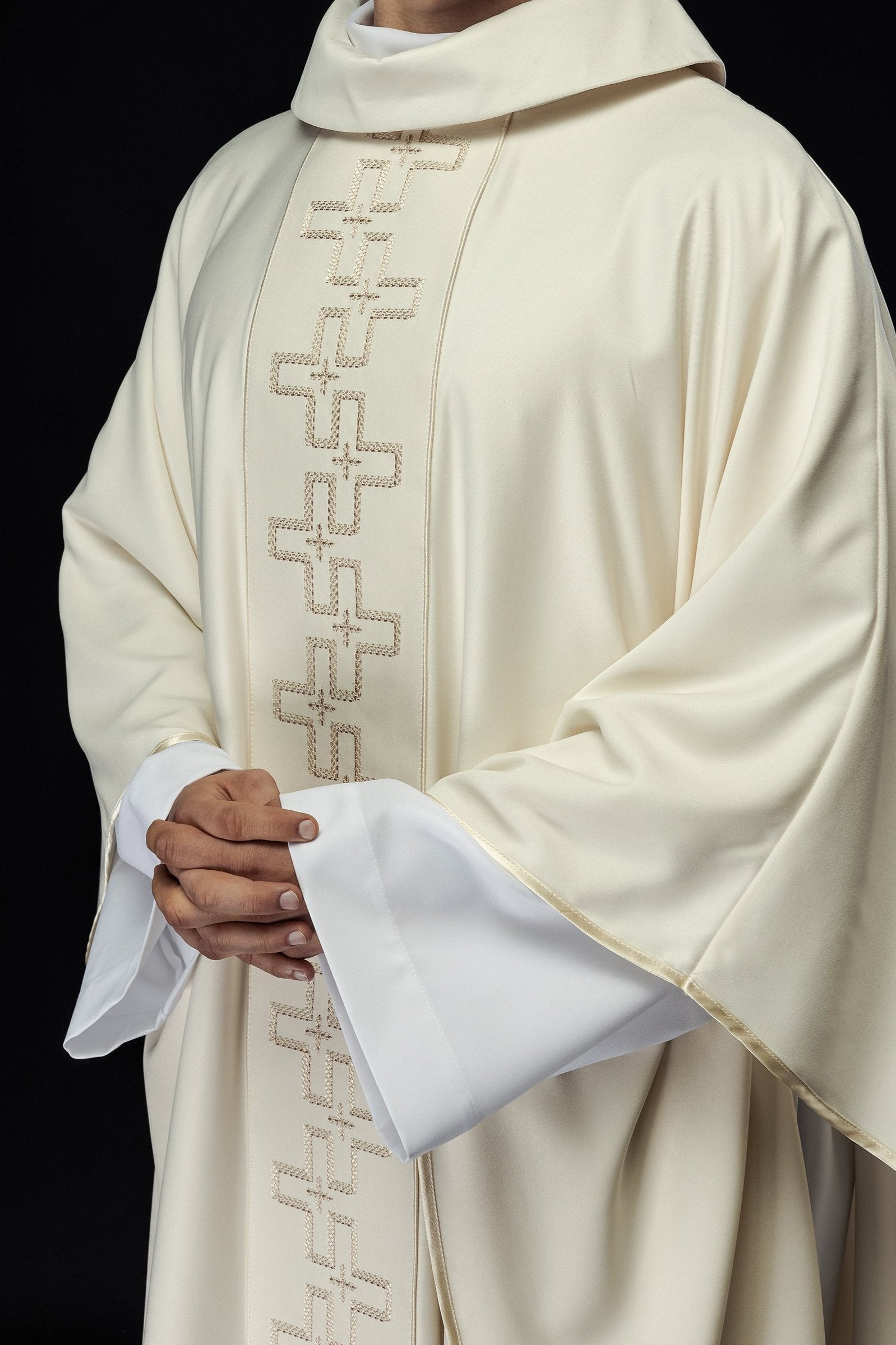 Chasuble avec ceinture richement brodée en croix écru