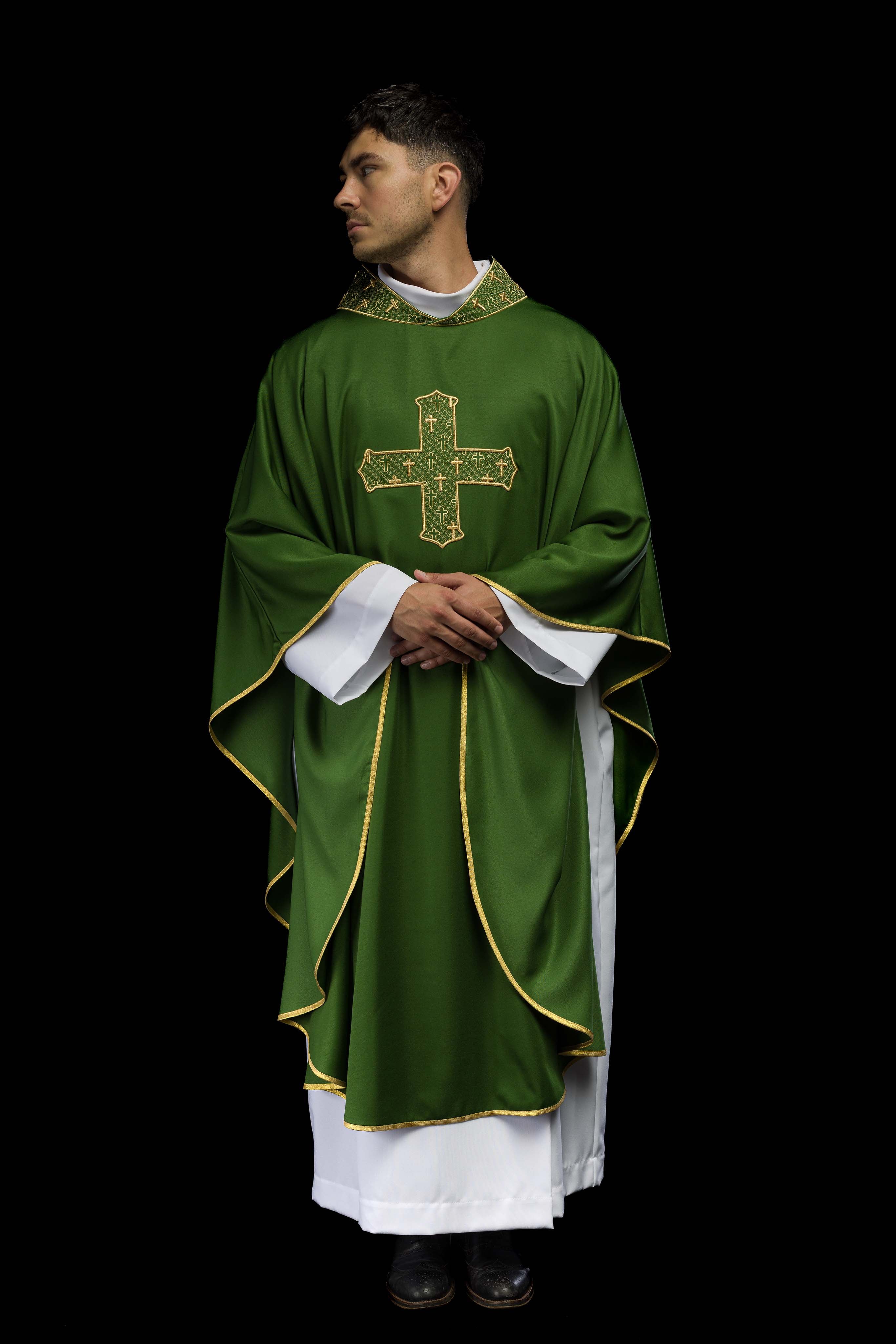 Chasuble avec croix et col richement brodés en vert