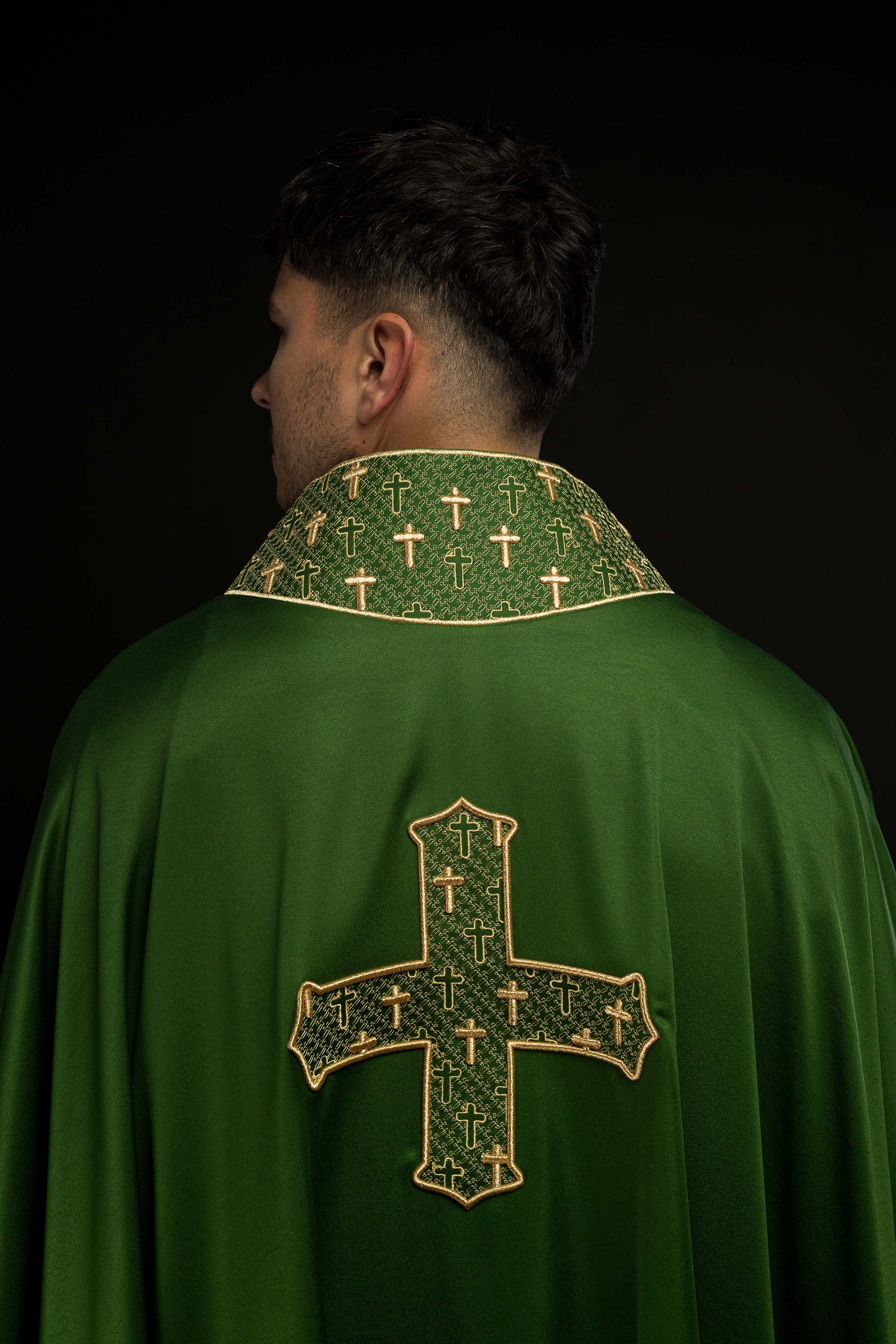 Chasuble avec croix et col richement brodés en vert