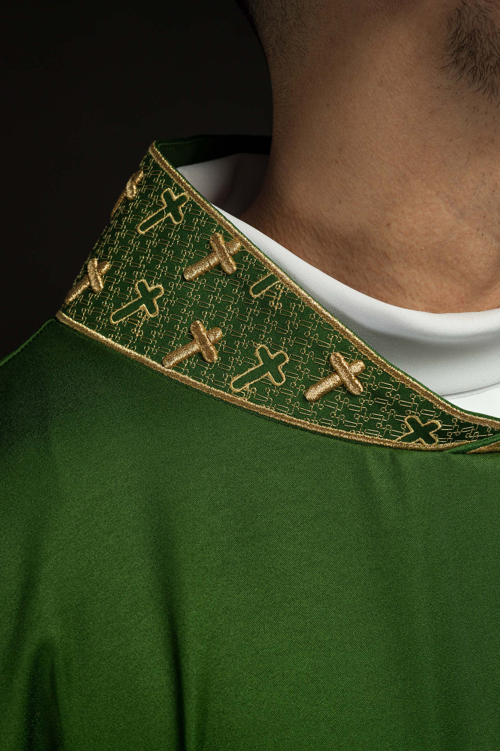 Chasuble avec croix et col richement brodés en vert
