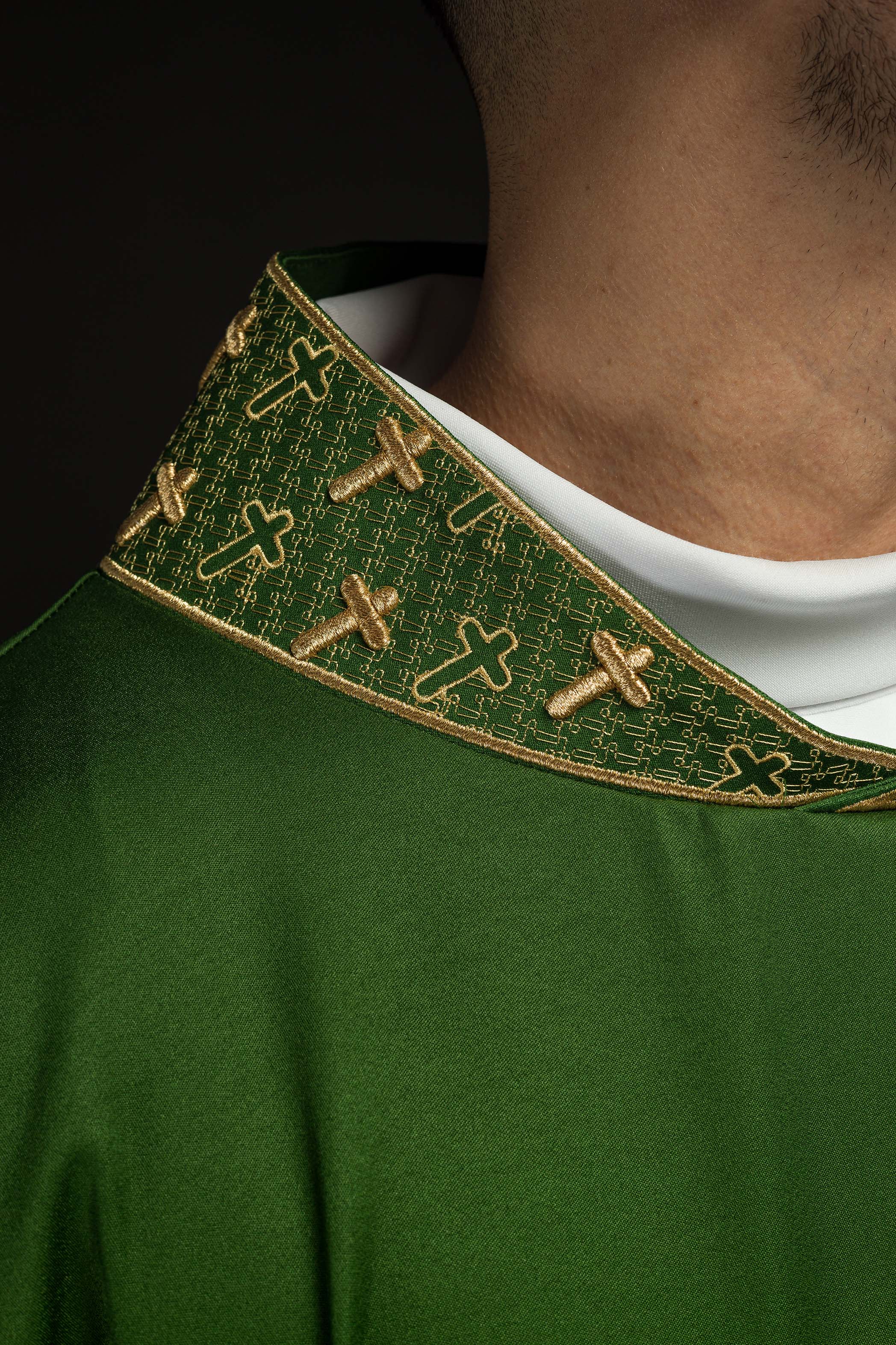 Chasuble avec croix et col richement brodés en vert