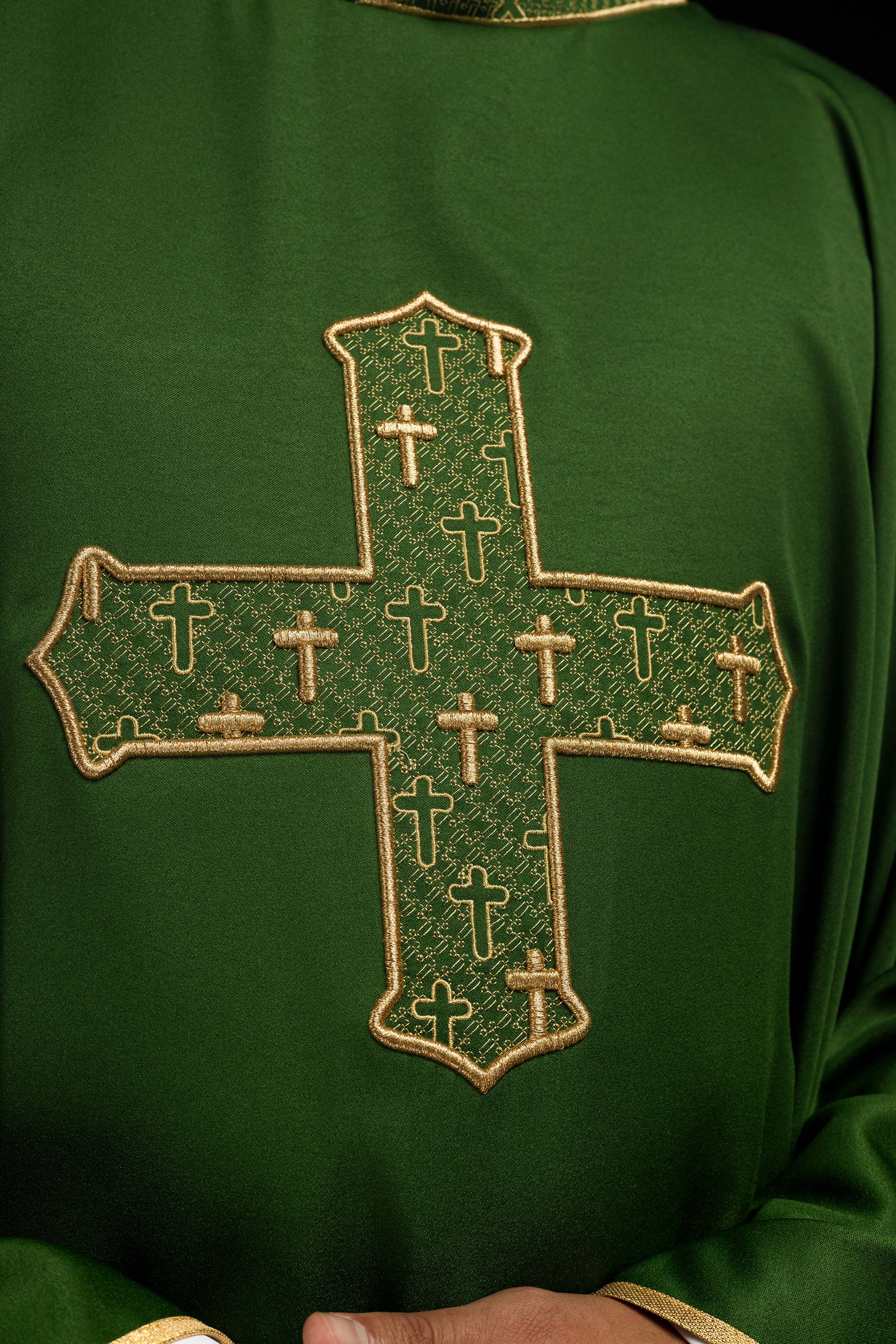 Chasuble avec croix et col richement brodés en vert