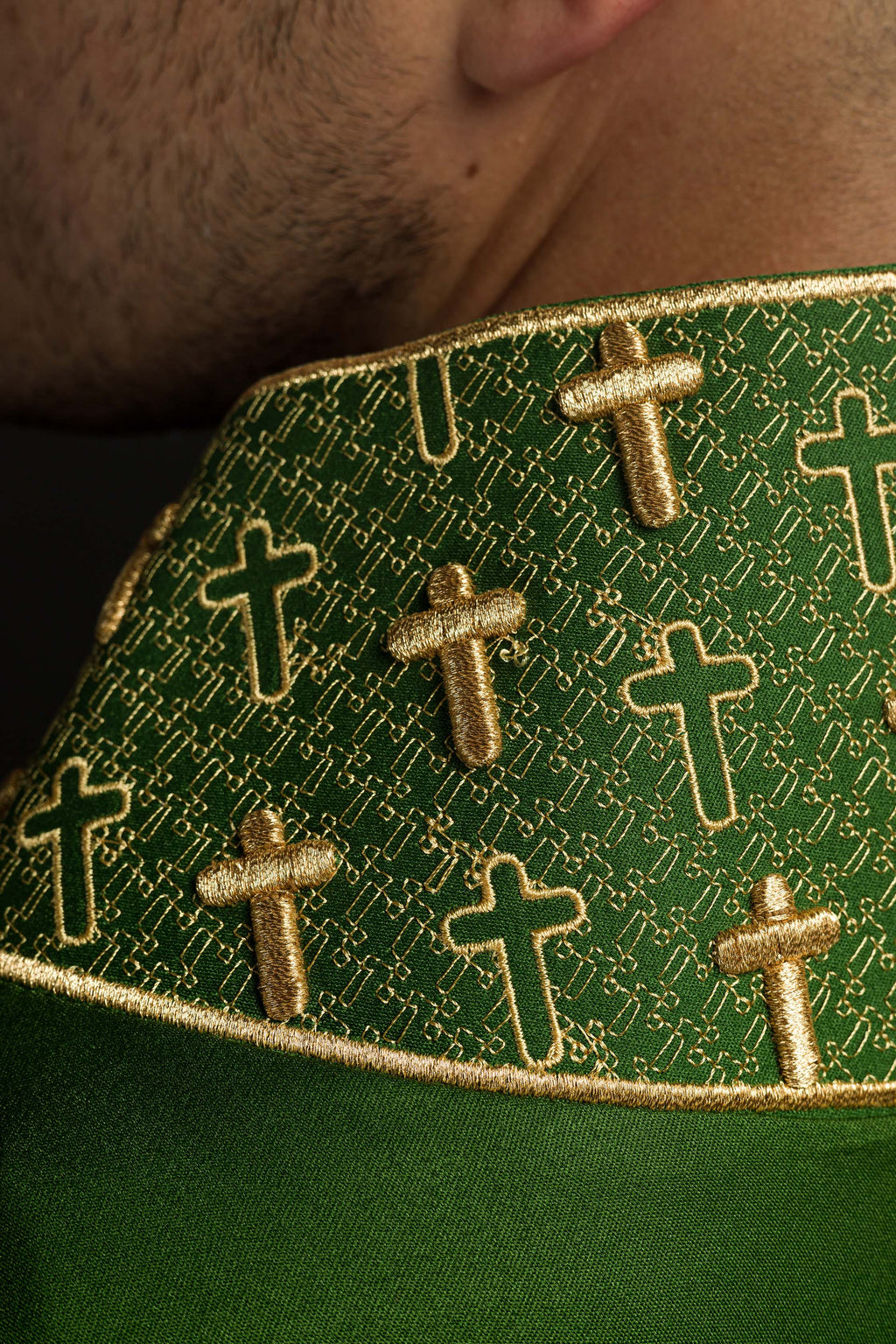 Chasuble avec croix et col richement brodés en vert