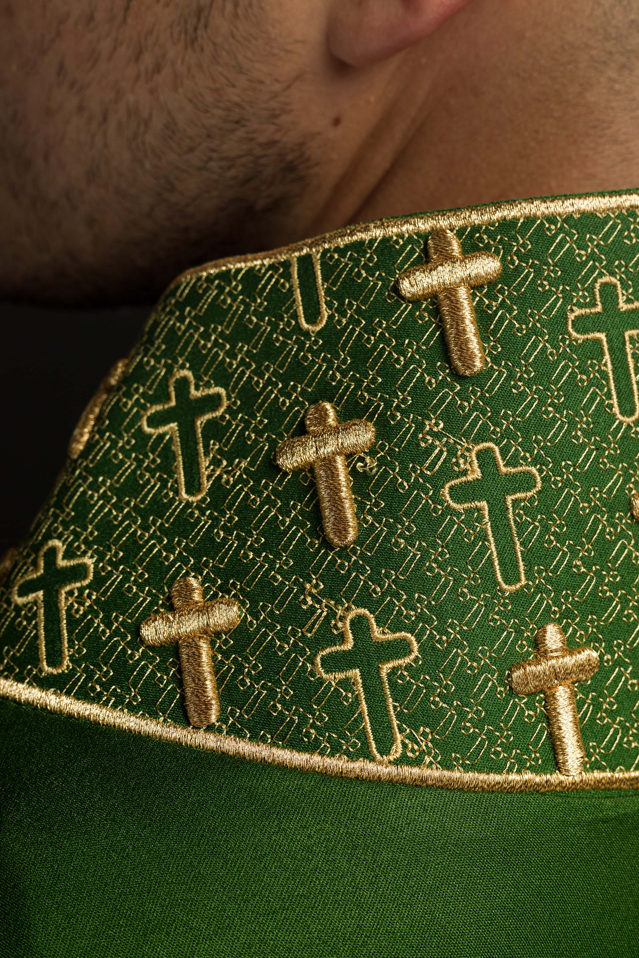 Chasuble avec croix et col richement brodés en vert